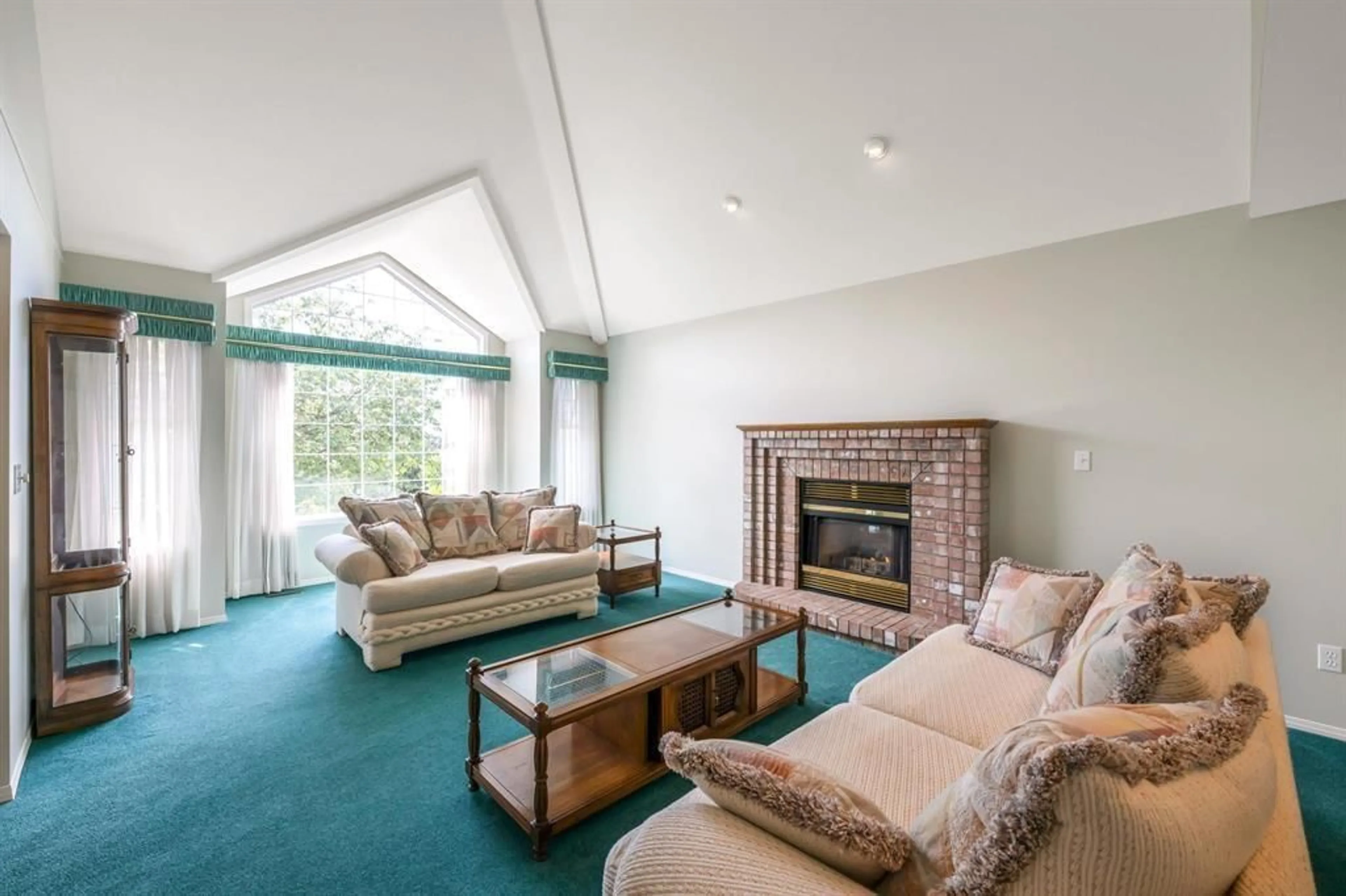 Living room with furniture, unknown for 8165 154, Surrey British Columbia V3S7X8