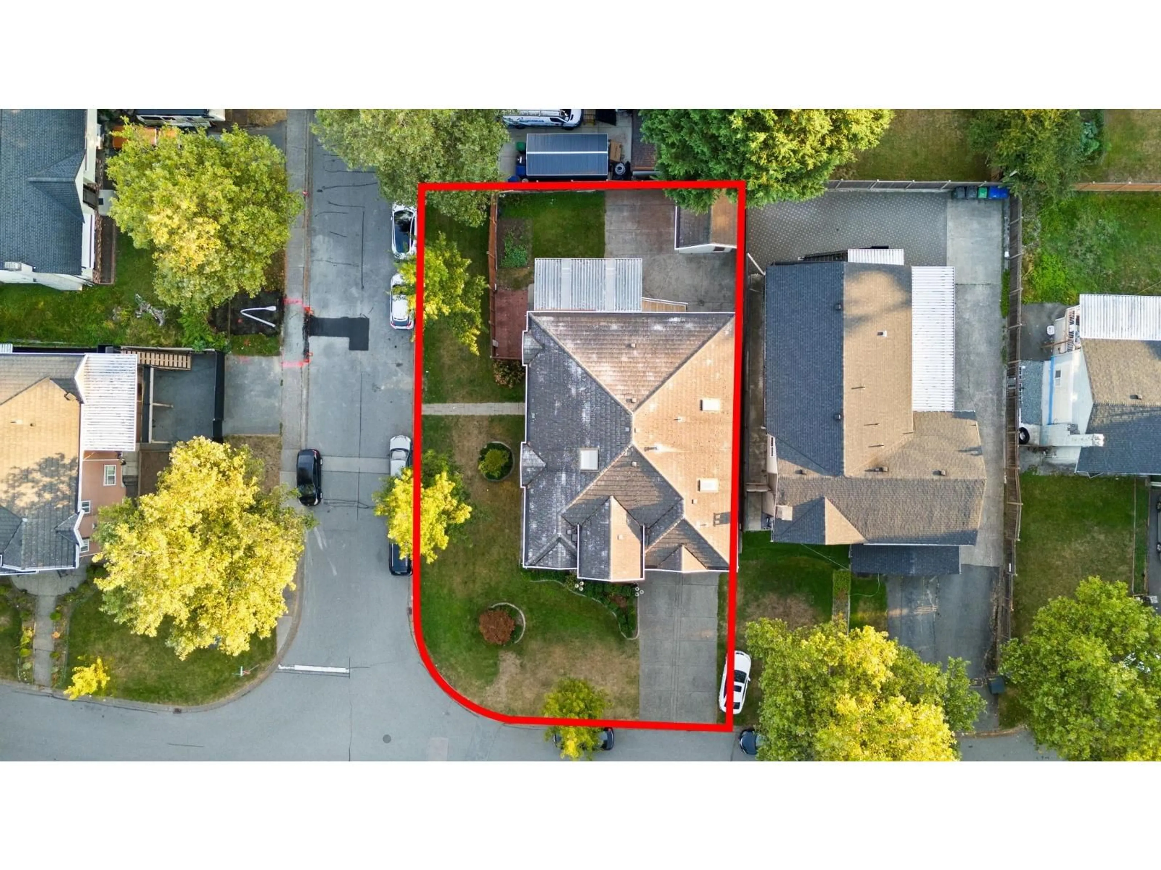 A pic from outside/outdoor area/front of a property/back of a property/a pic from drone, street for 12336 IONA, Surrey British Columbia V3V6P6