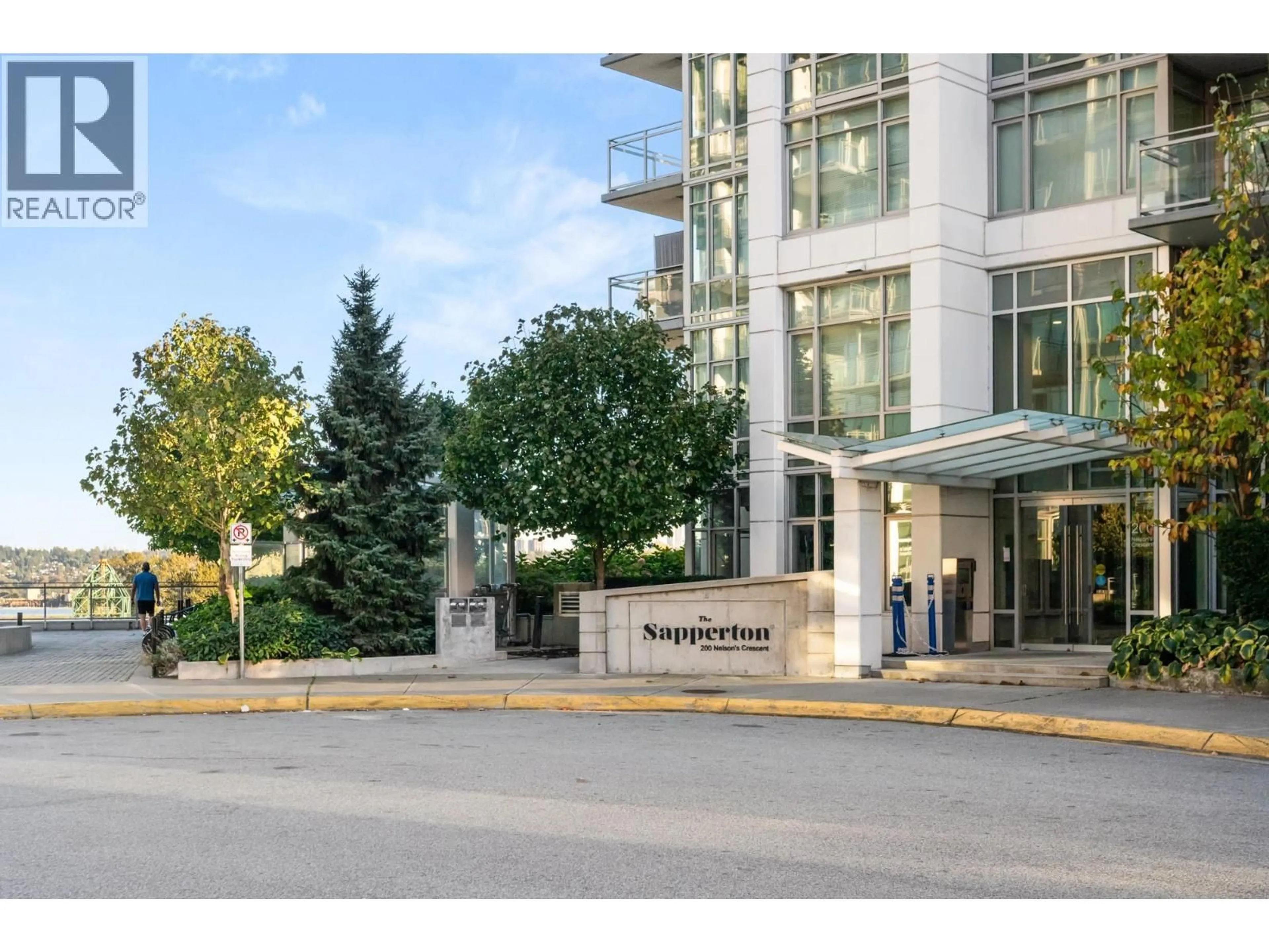 Indoor foyer for 102 - 200 NELSON'S CRESCENT, New Westminster British Columbia V3L0H4
