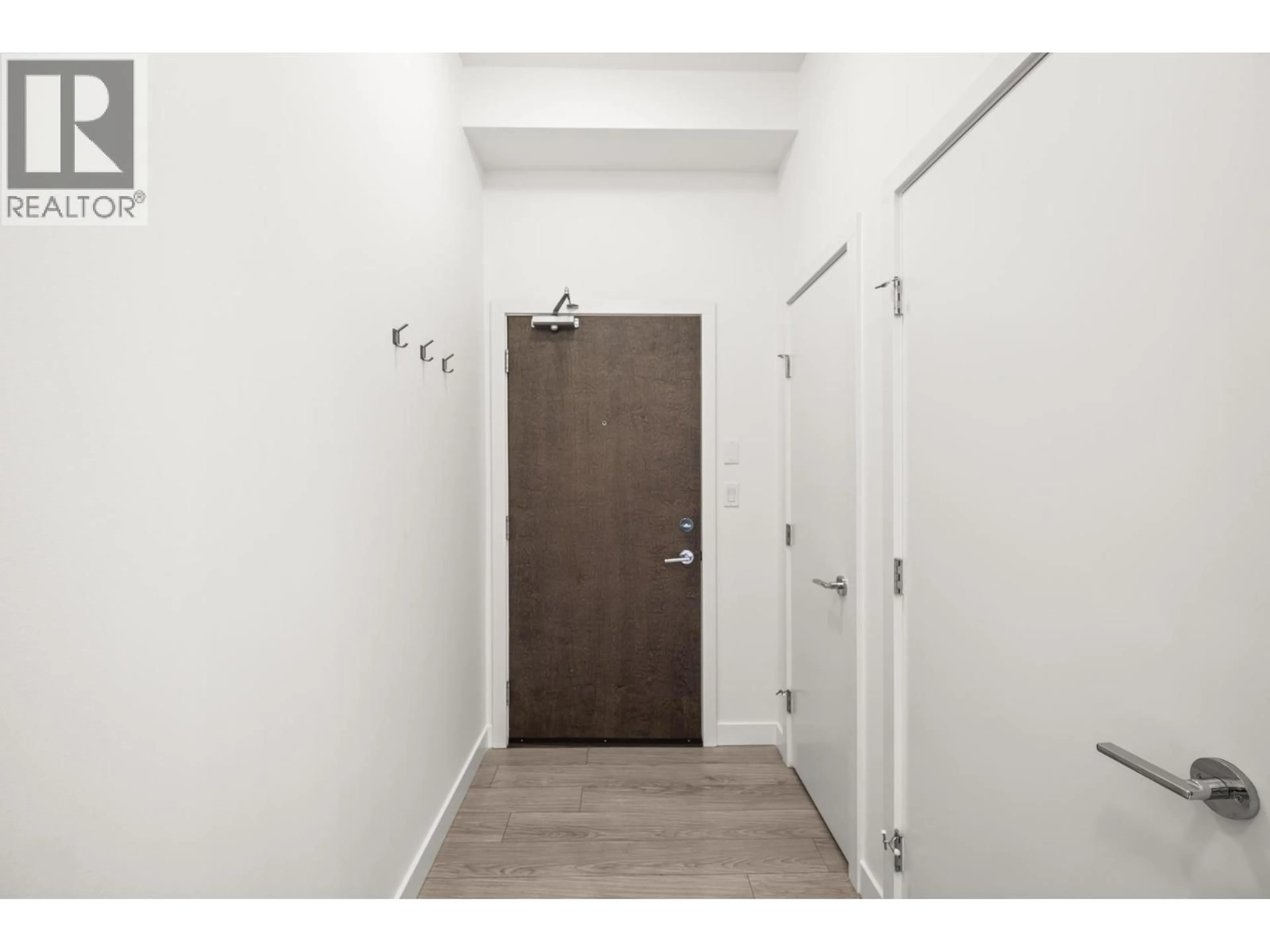 Indoor entryway for 102 - 200 NELSON'S CRESCENT, New Westminster British Columbia V3L0H4