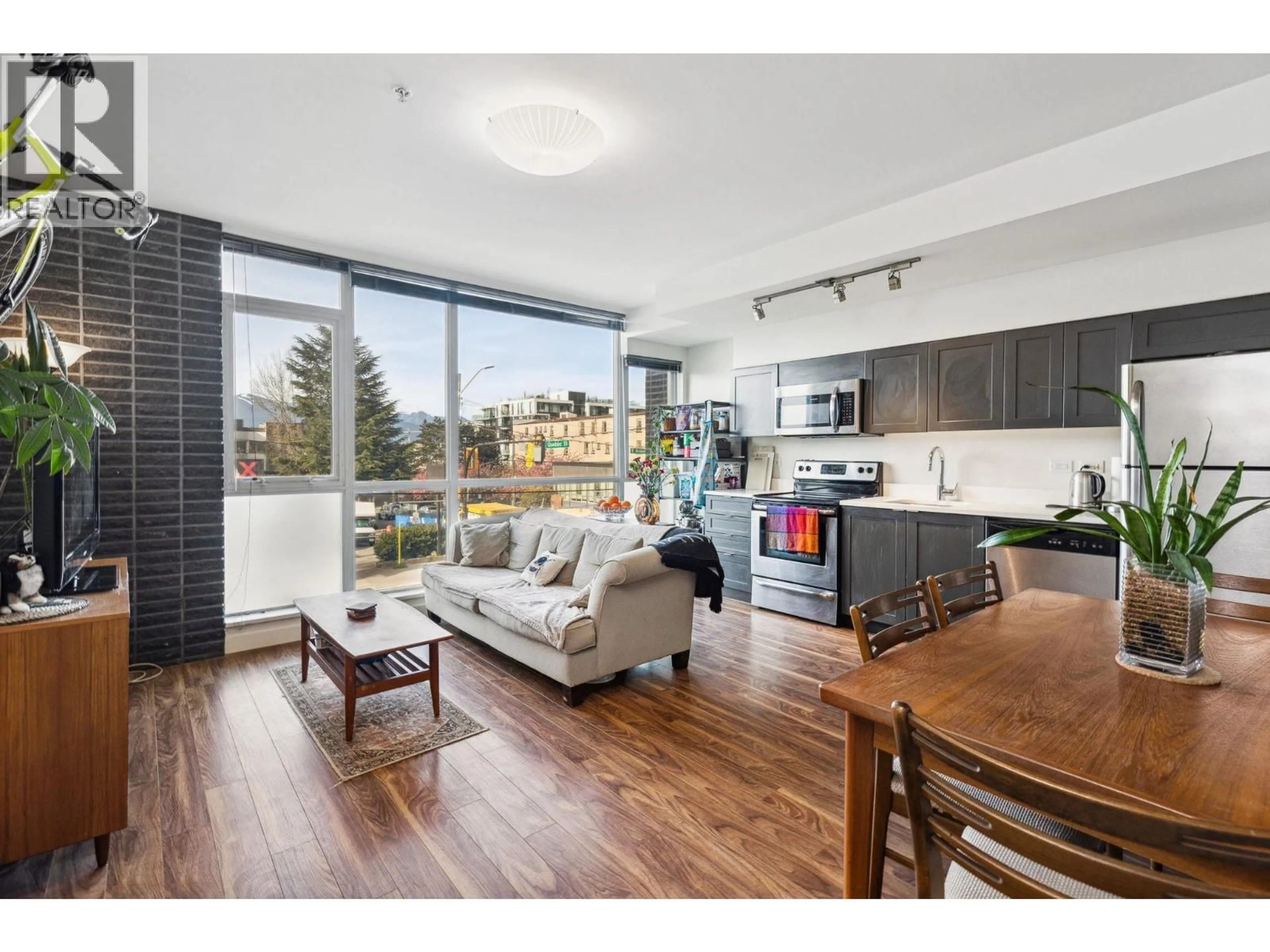 Open concept kitchen, wood/laminate floor for 213 - 2511 QUEBEC STREET, Vancouver British Columbia V5T0B6