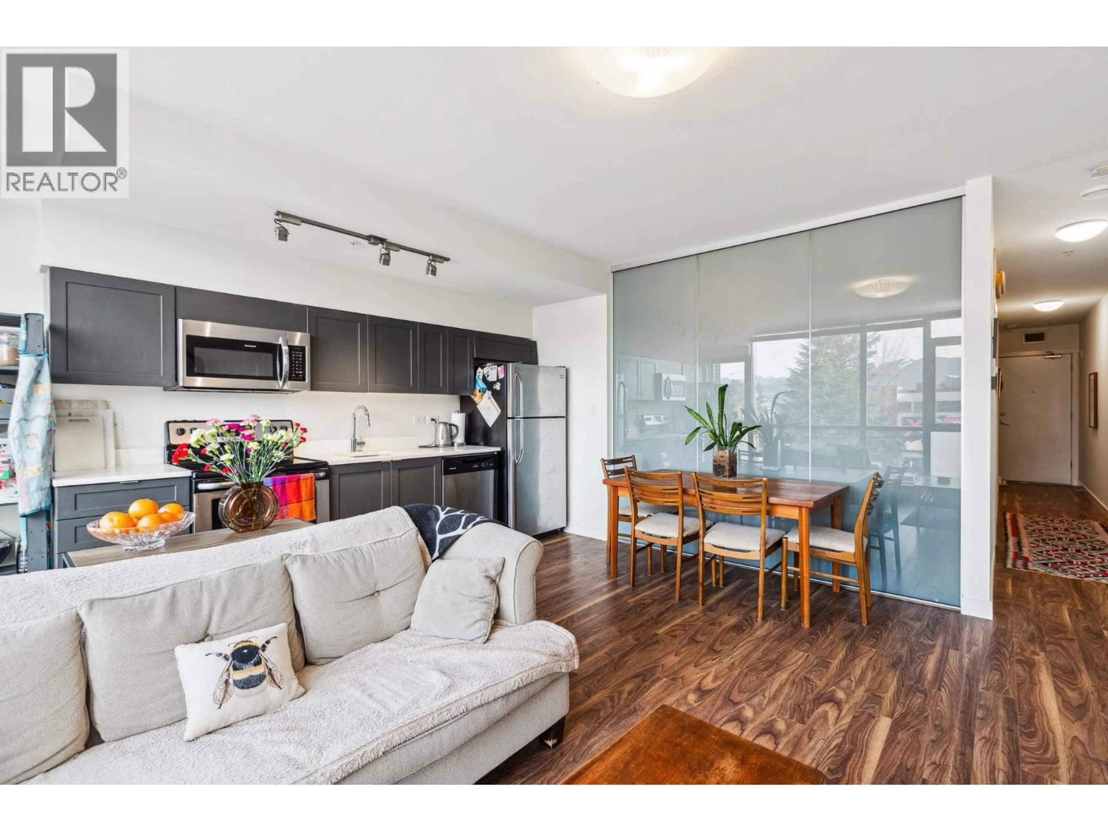 Open concept kitchen, wood/laminate floor for 213 - 2511 QUEBEC STREET, Vancouver British Columbia V5T0B6