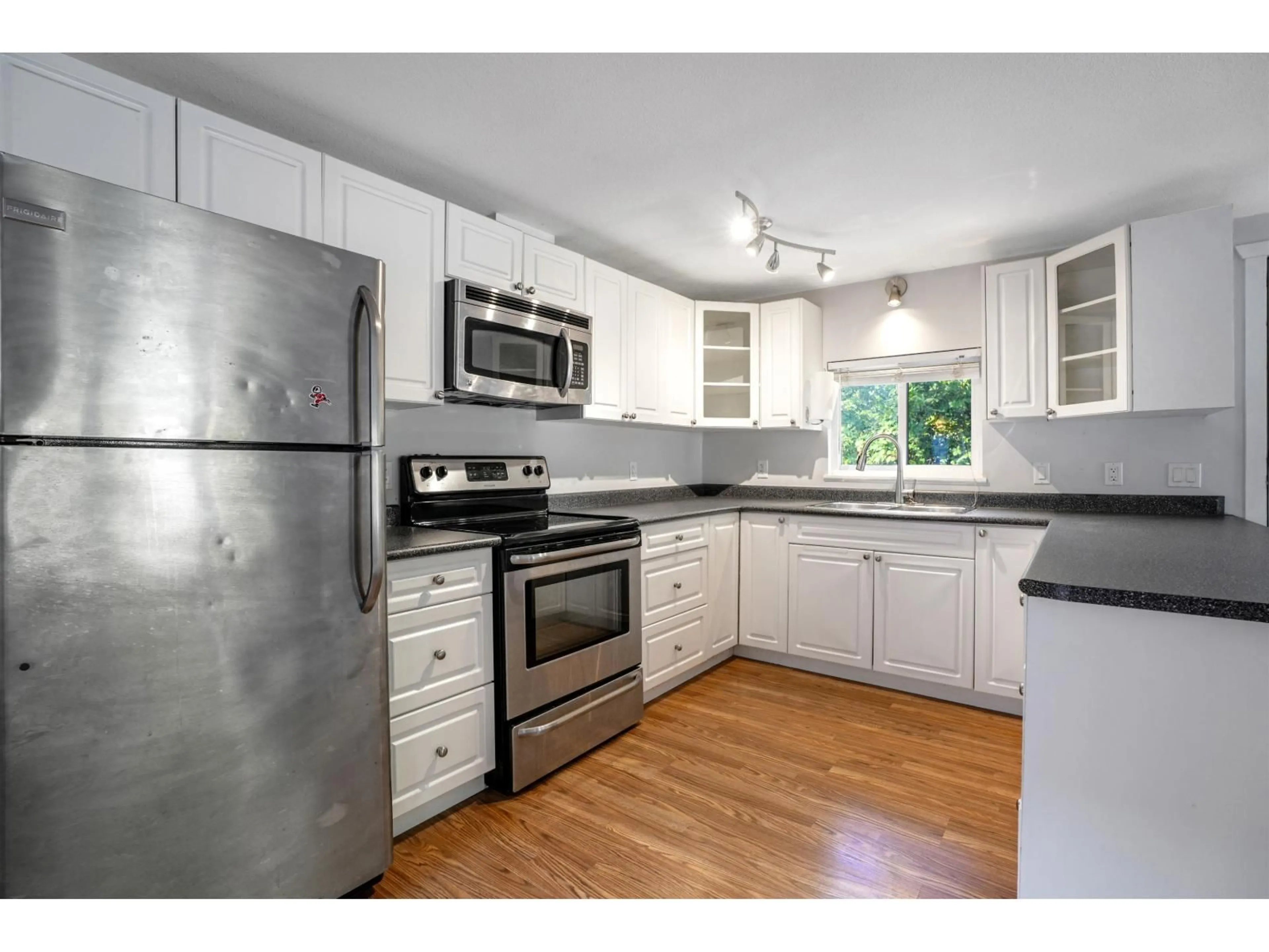 Standard kitchen, wood/laminate floor for 45 - 9132 120, Surrey British Columbia V3V4B6