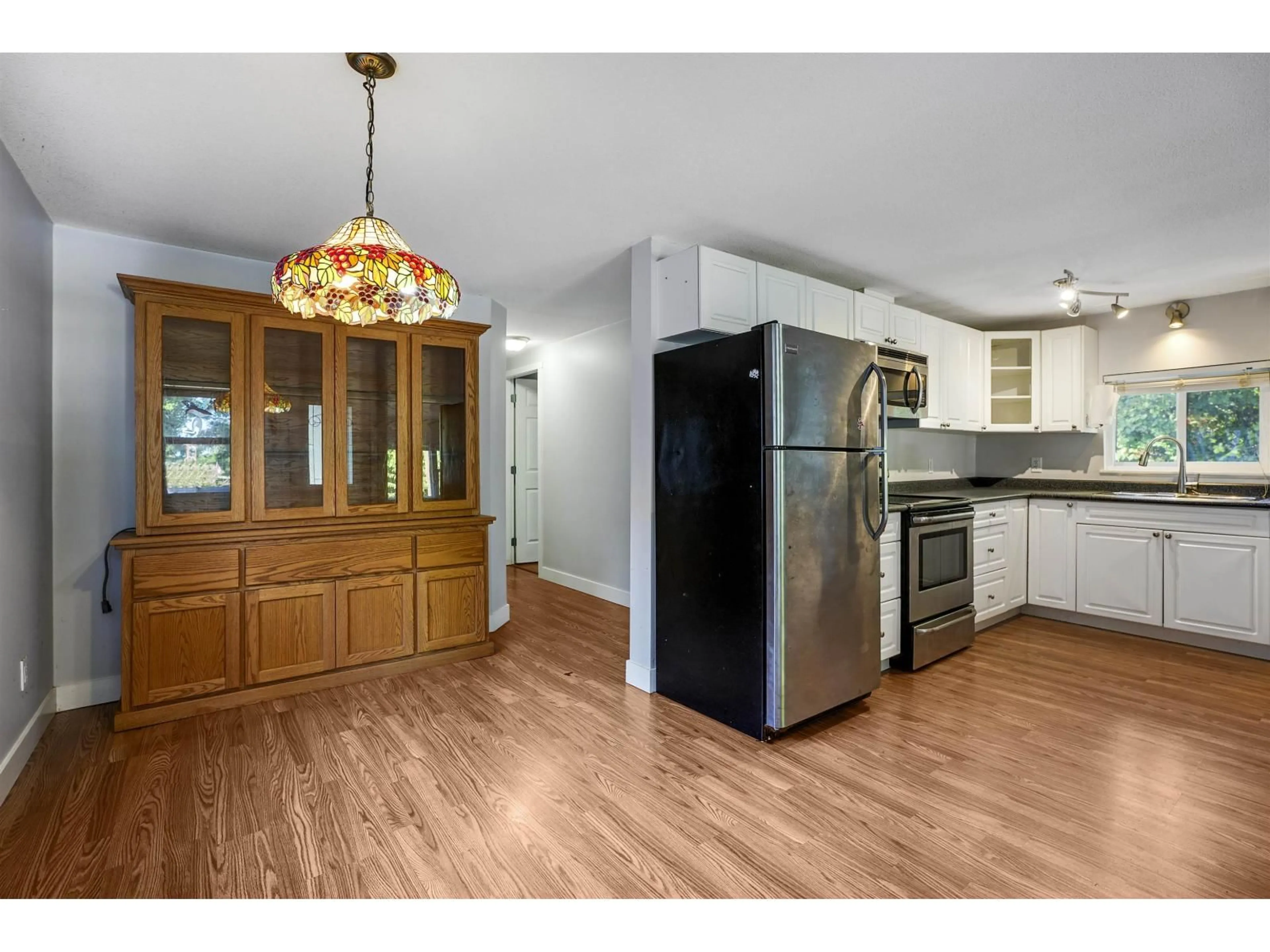 Open concept kitchen, wood/laminate floor for 45 - 9132 120, Surrey British Columbia V3V4B6