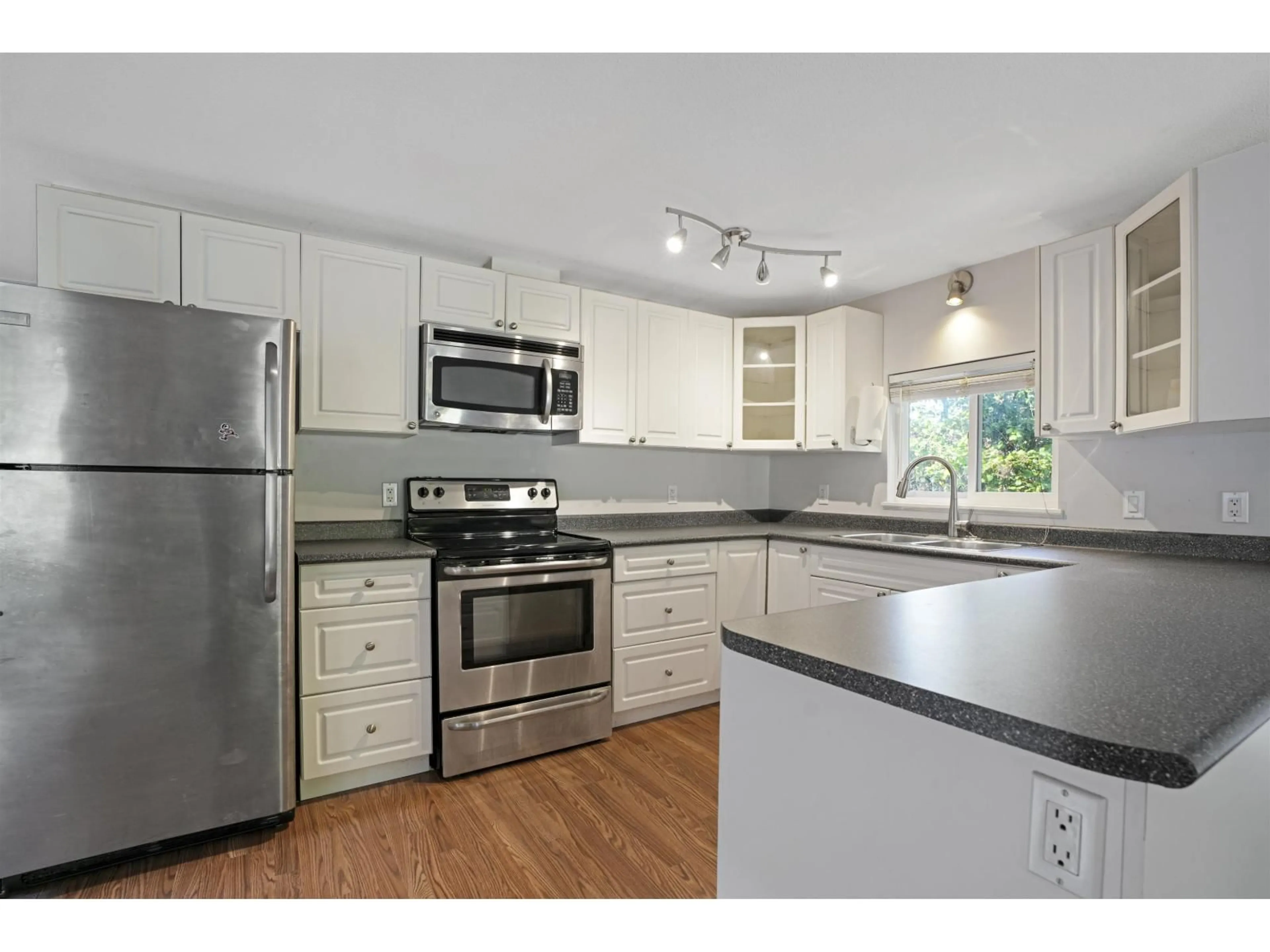 Standard kitchen, wood/laminate floor for 45 - 9132 120, Surrey British Columbia V3V4B6