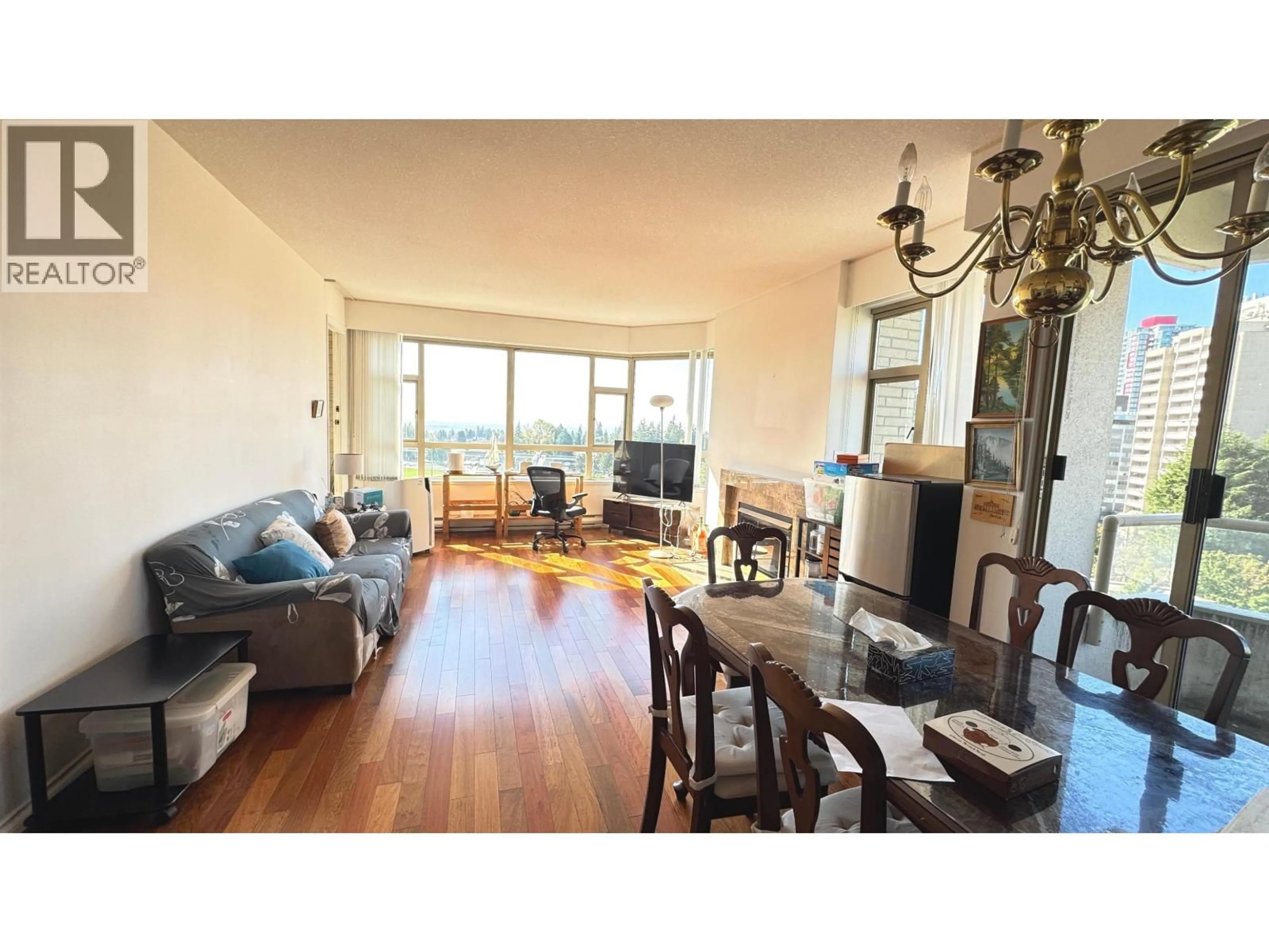 Living room with furniture, wood/laminate floor for 903 - 4830 BENNETT STREET, Burnaby British Columbia V5H4P6