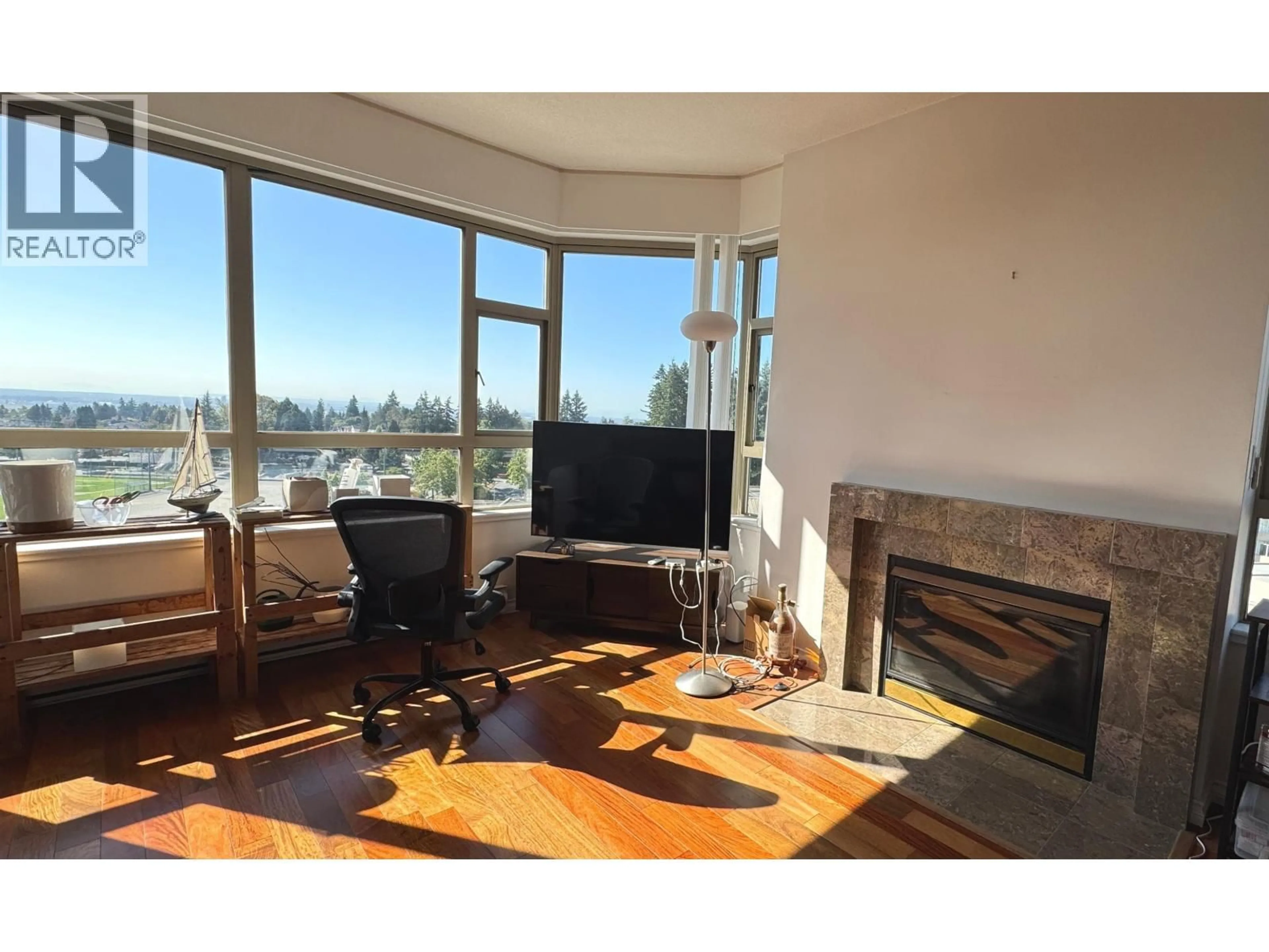 Living room with furniture, wood/laminate floor for 903 - 4830 BENNETT STREET, Burnaby British Columbia V5H4P6