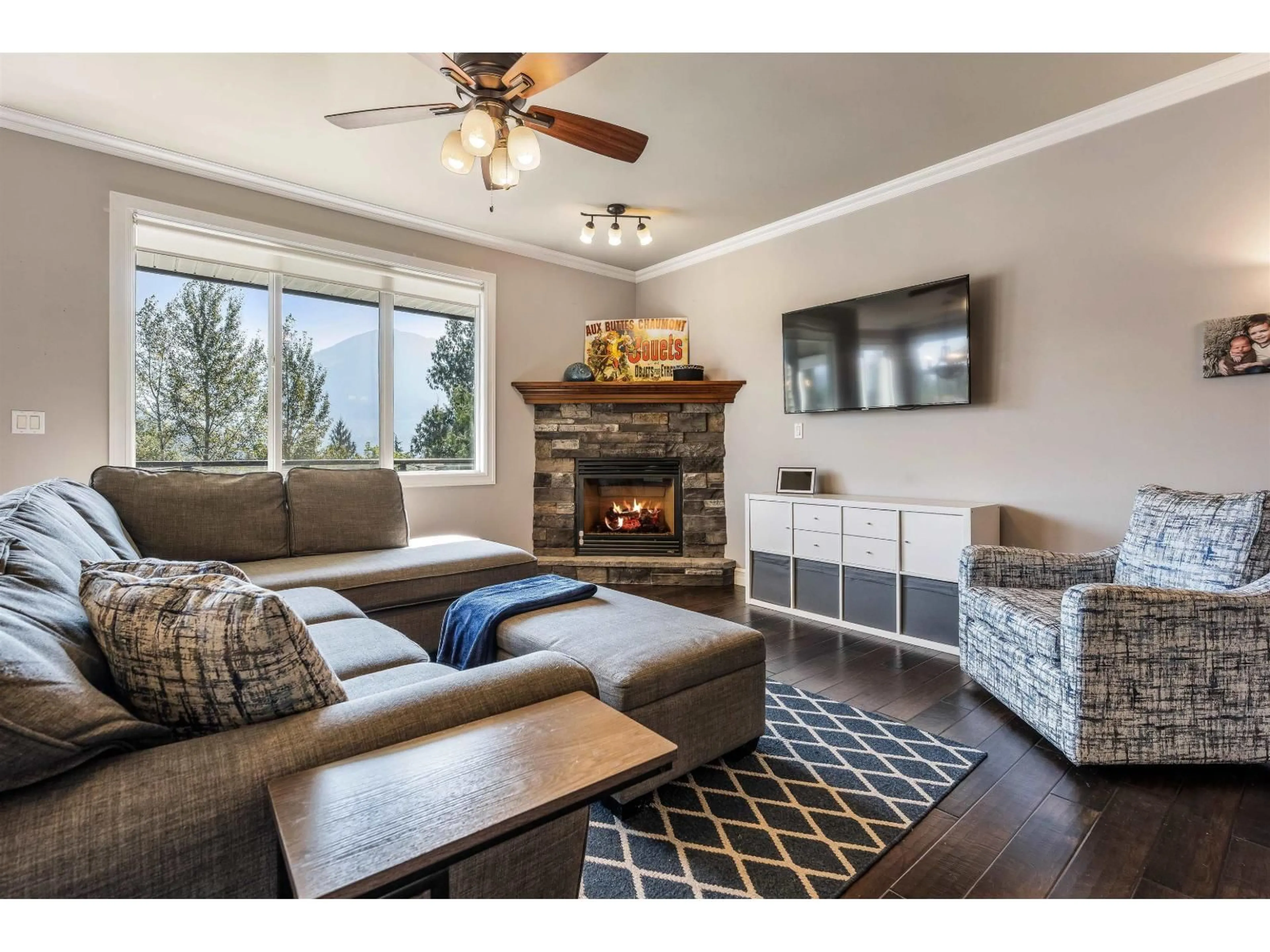 Living room with furniture, wood/laminate floor for 24 - 45957 SHERWOOD DRIVE, Chilliwack British Columbia V2R5Y2