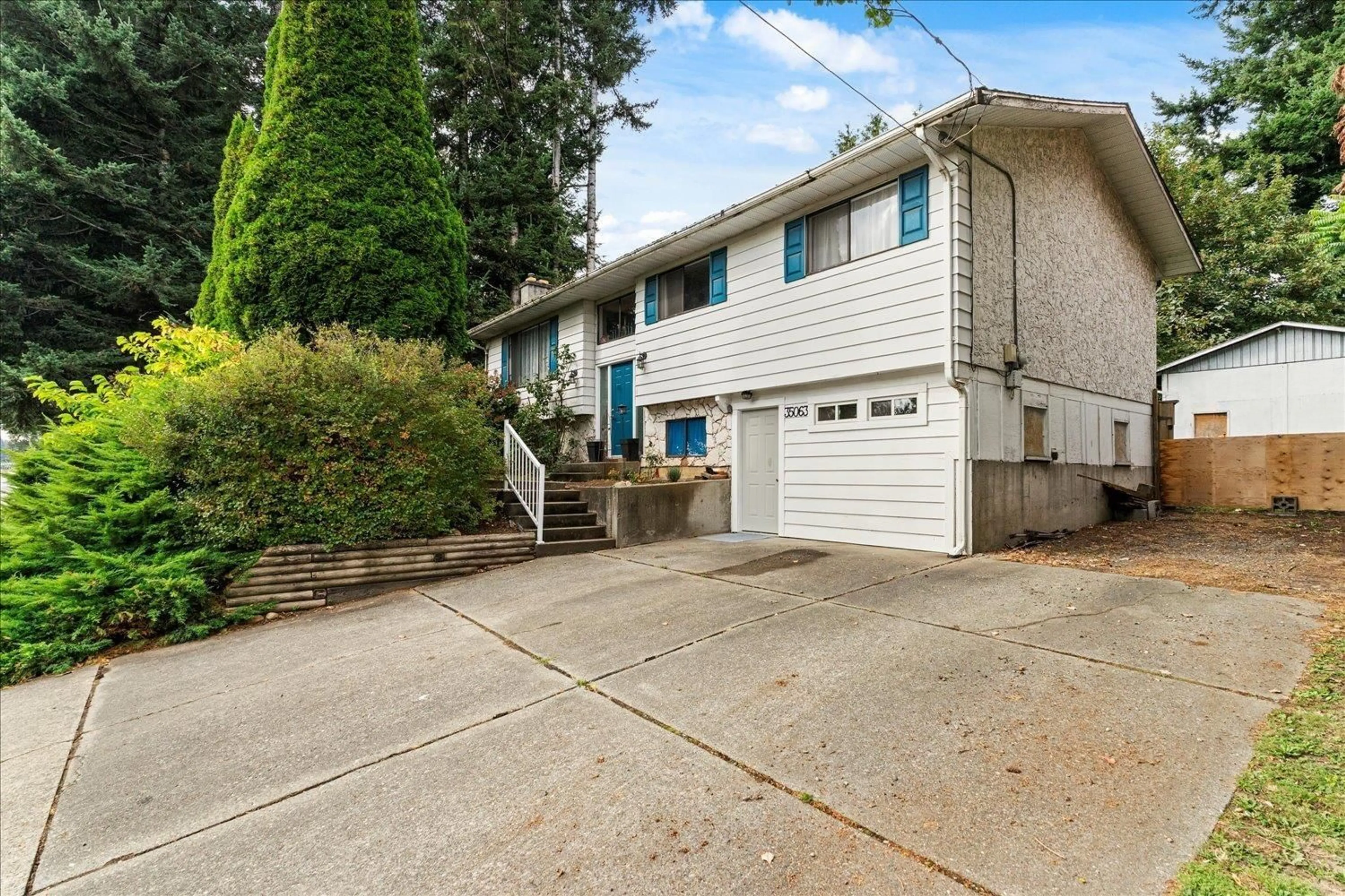 Home with vinyl exterior material, street for 35063 DELAIR, Abbotsford British Columbia V3G2E3