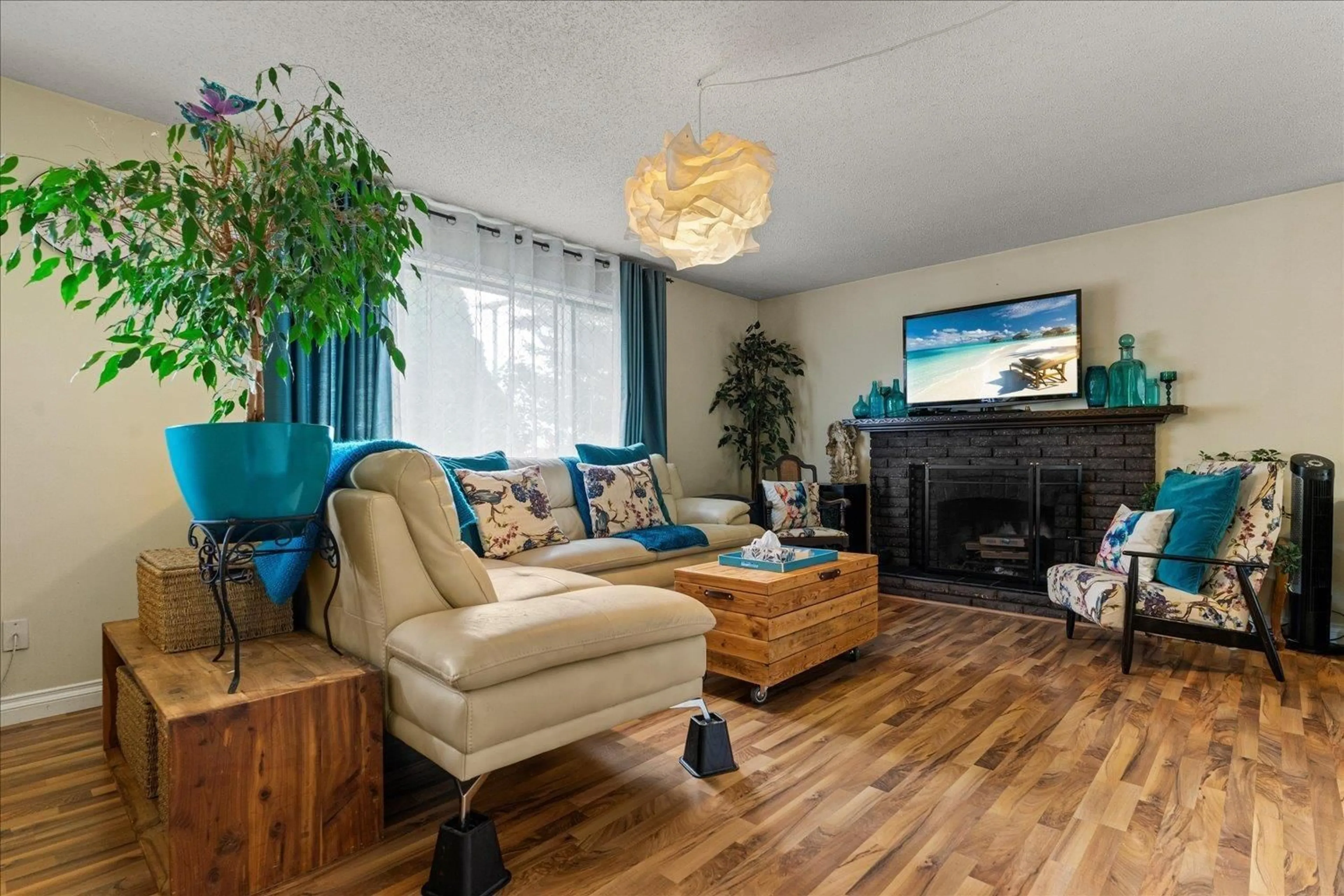Living room with furniture, wood/laminate floor for 35063 DELAIR, Abbotsford British Columbia V3G2E3