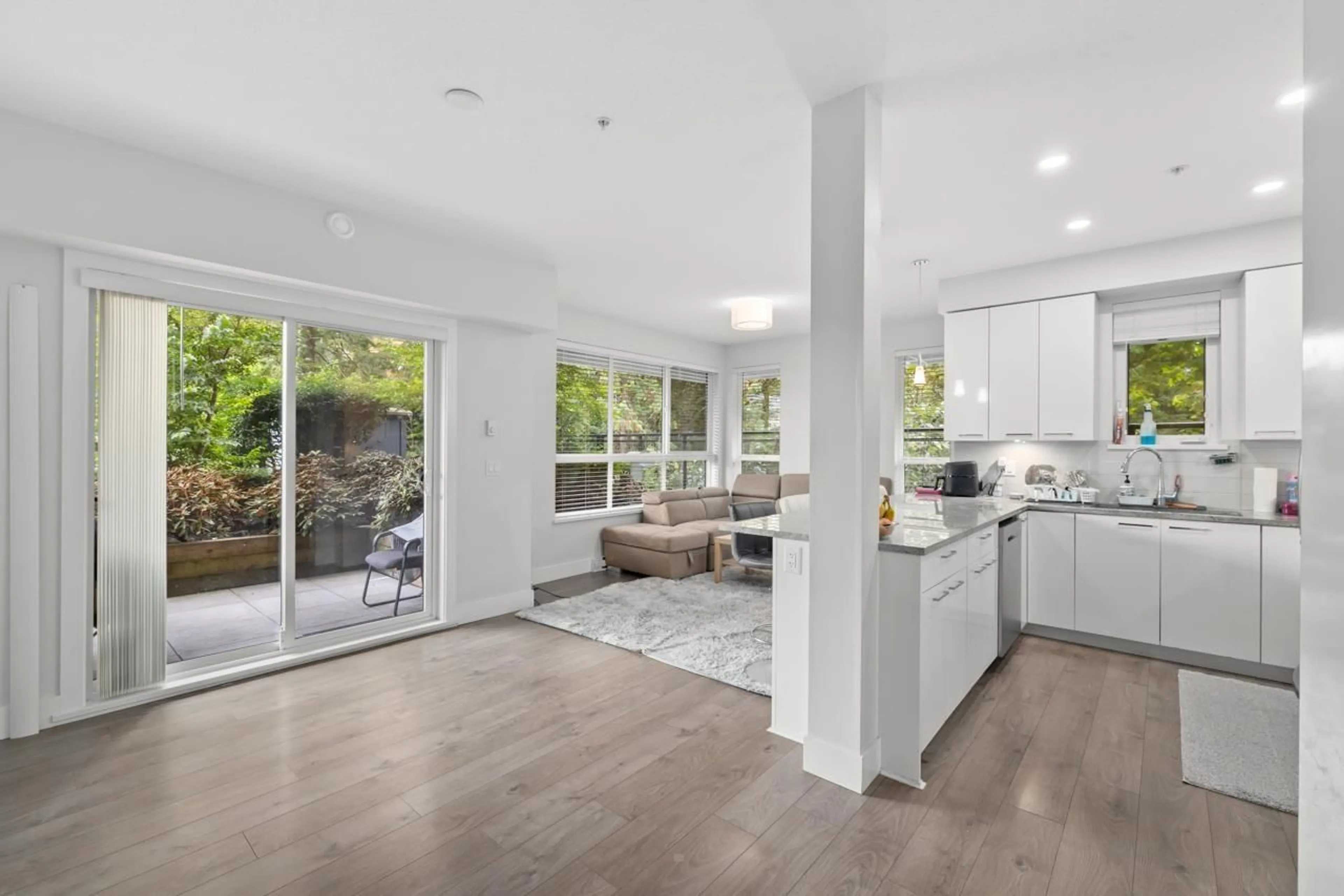 Open concept kitchen, unknown for 112 - 5485 BRYDON, Langley British Columbia V3A4A3