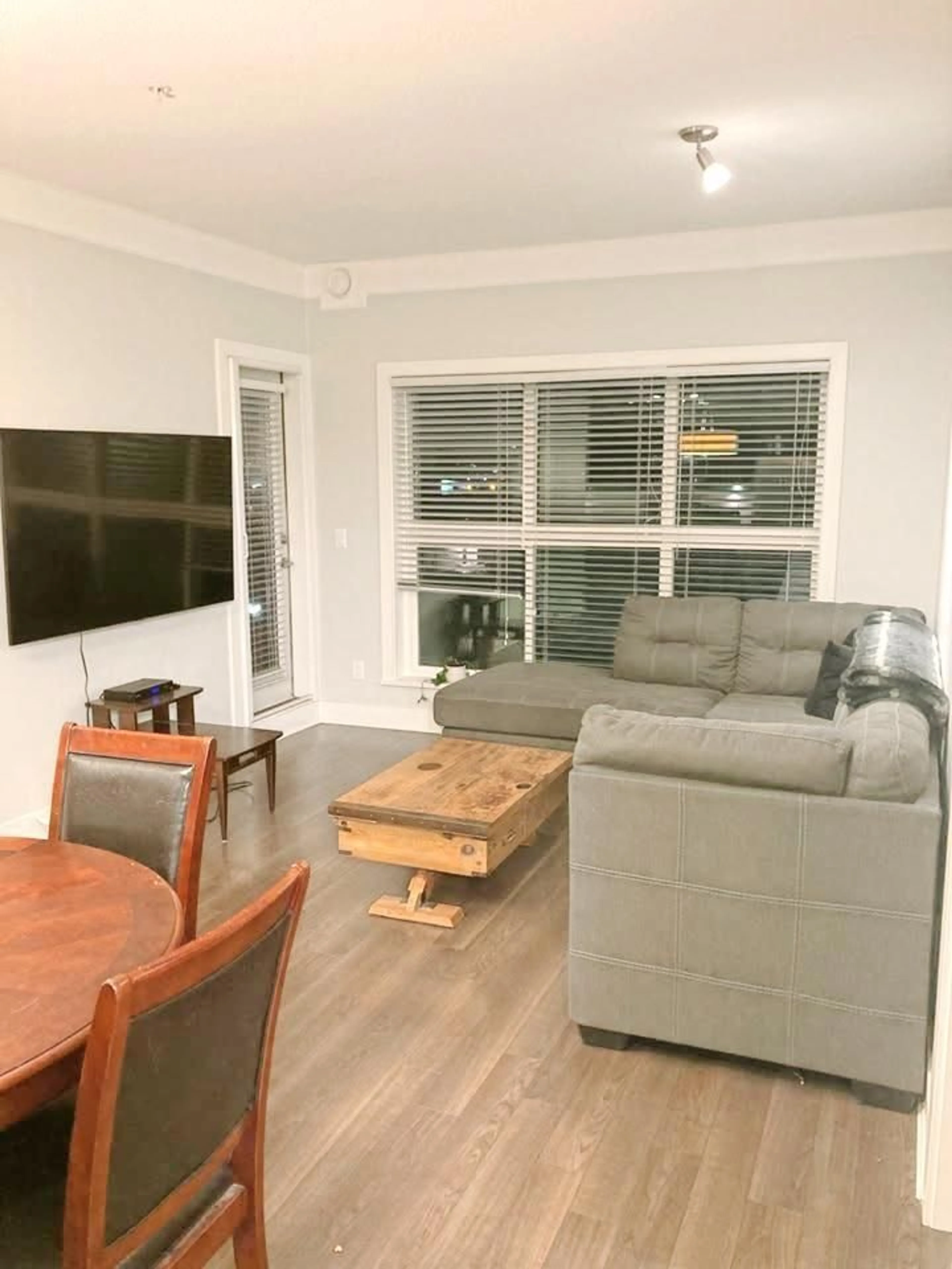 Living room with furniture, wood/laminate floor for 309 - 20630 DOUGLAS, Langley British Columbia V3A4B8
