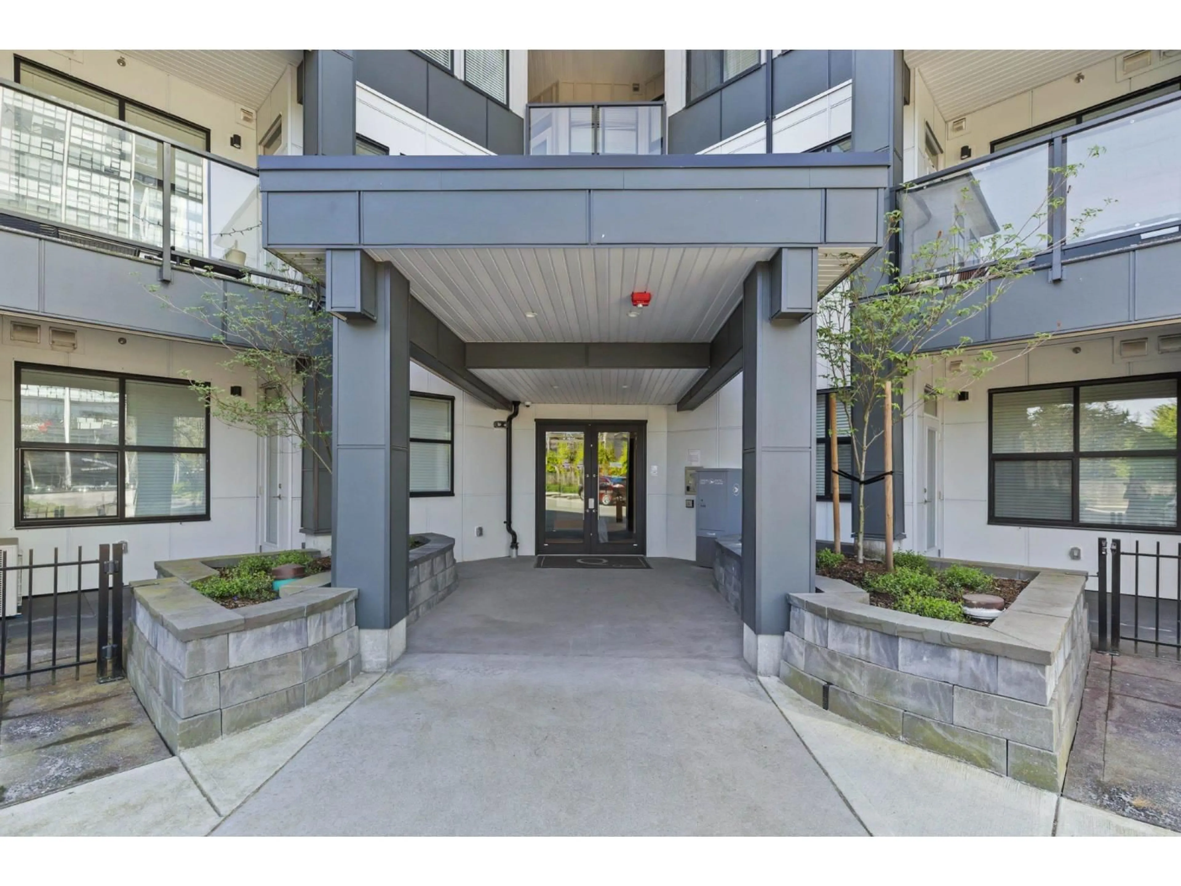 Indoor foyer for 113 - 2120 GLADWIN, Abbotsford British Columbia V2S0L7