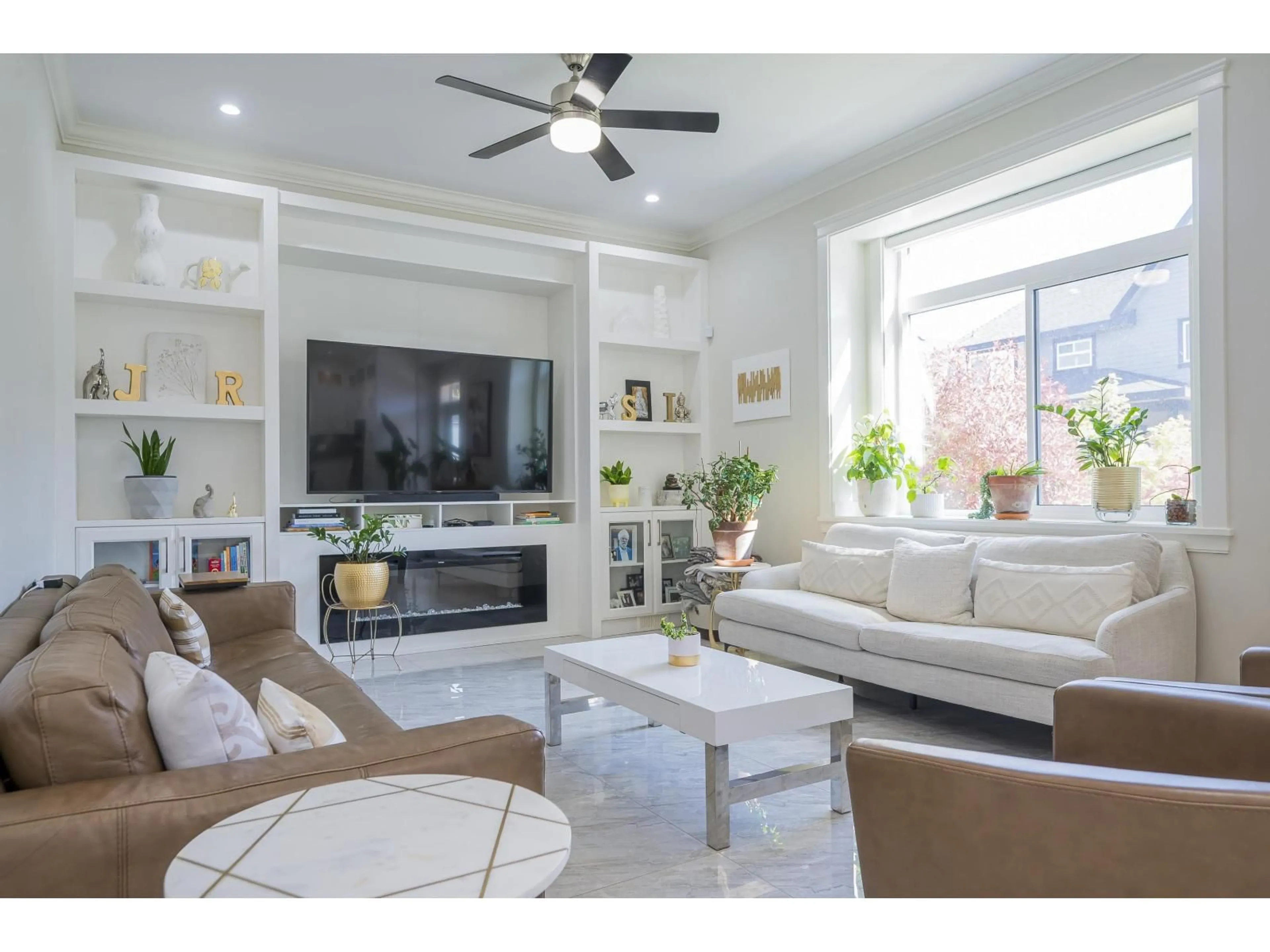 Living room with furniture, ceramic/tile floor for 5876 139A, Surrey British Columbia V3X0G7