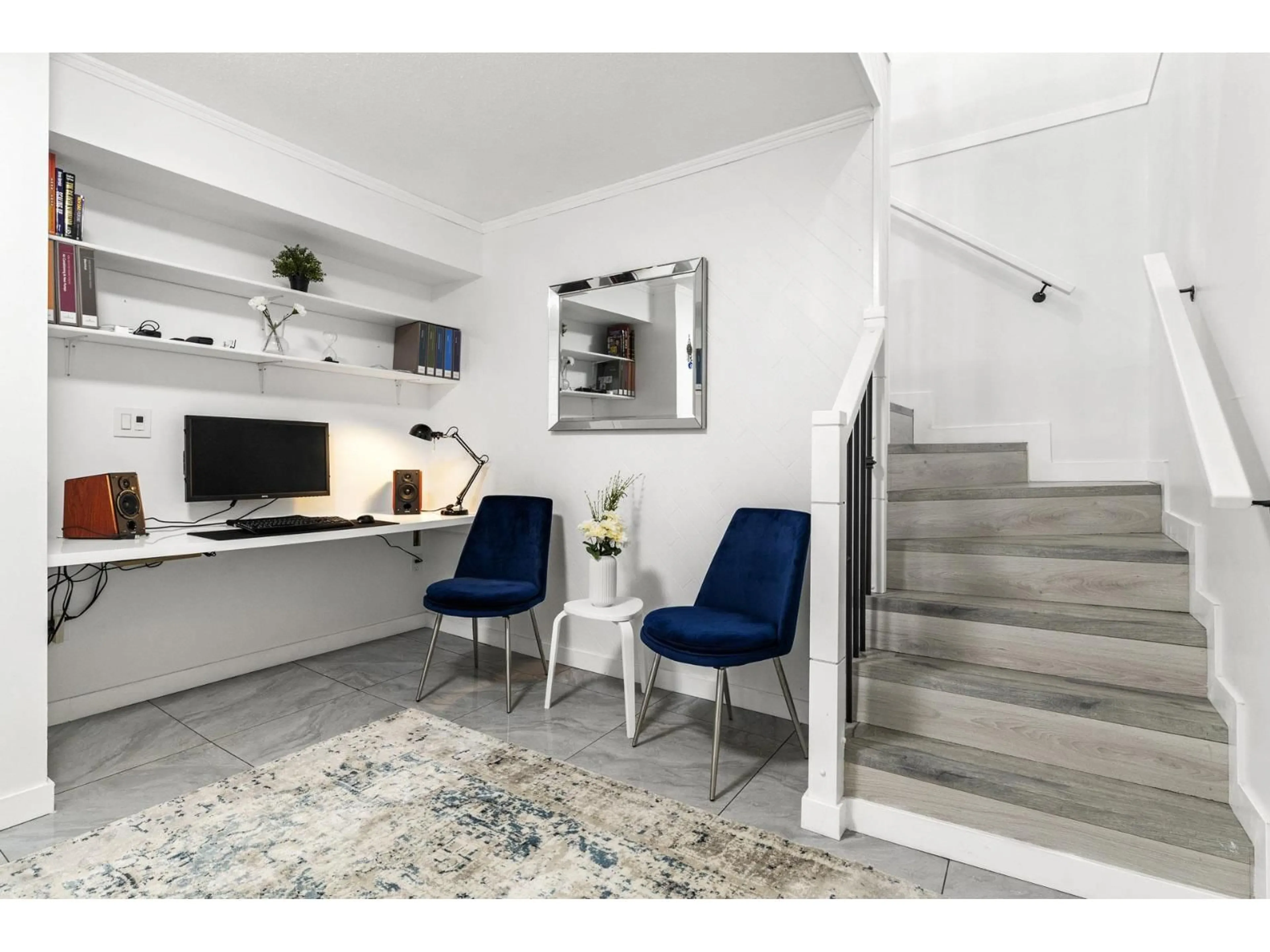 Indoor entryway for 14498 92, Surrey British Columbia V3R7L2