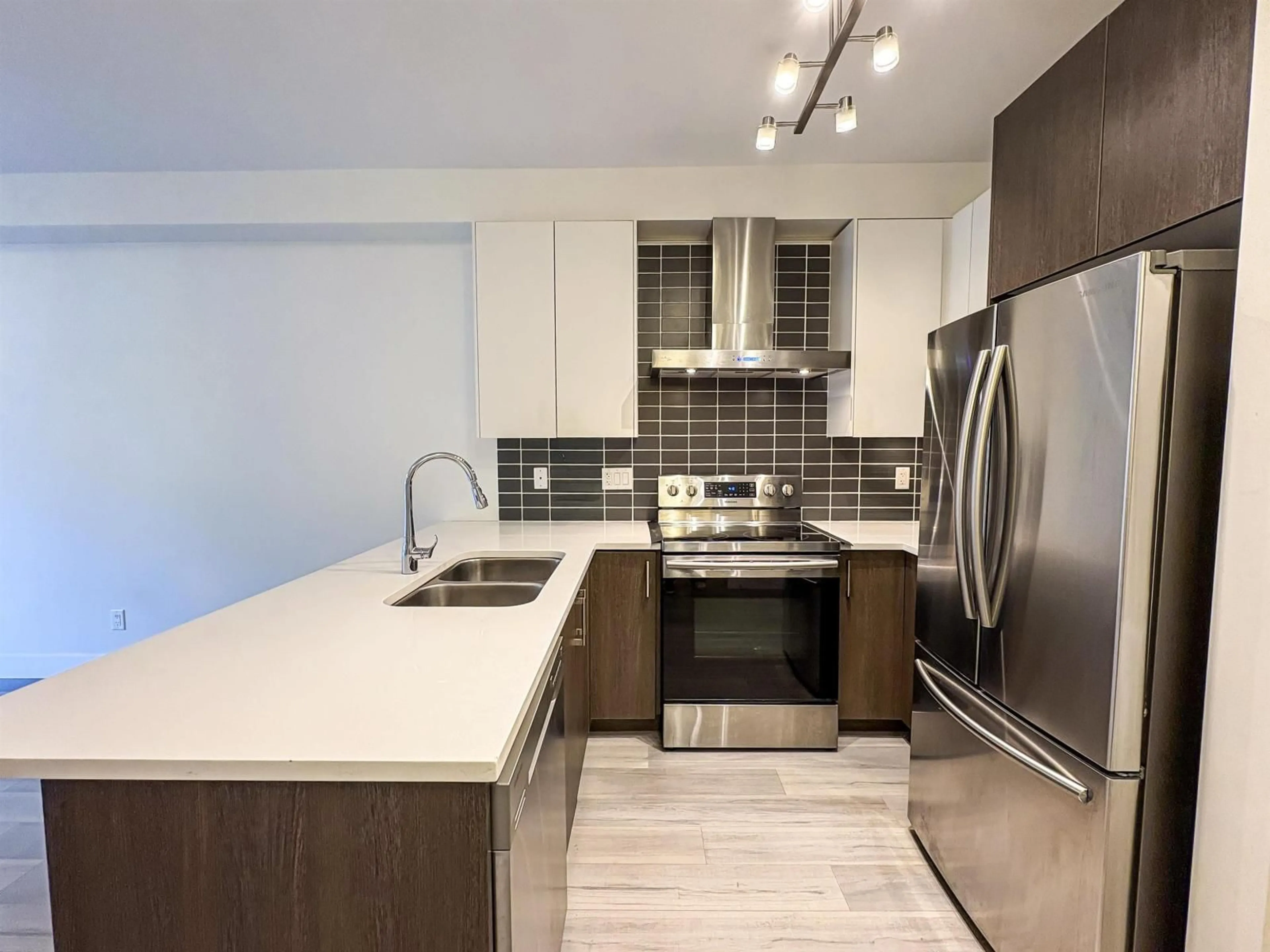 Unknown for 213 - 6480 195A, Surrey British Columbia V4N6P1