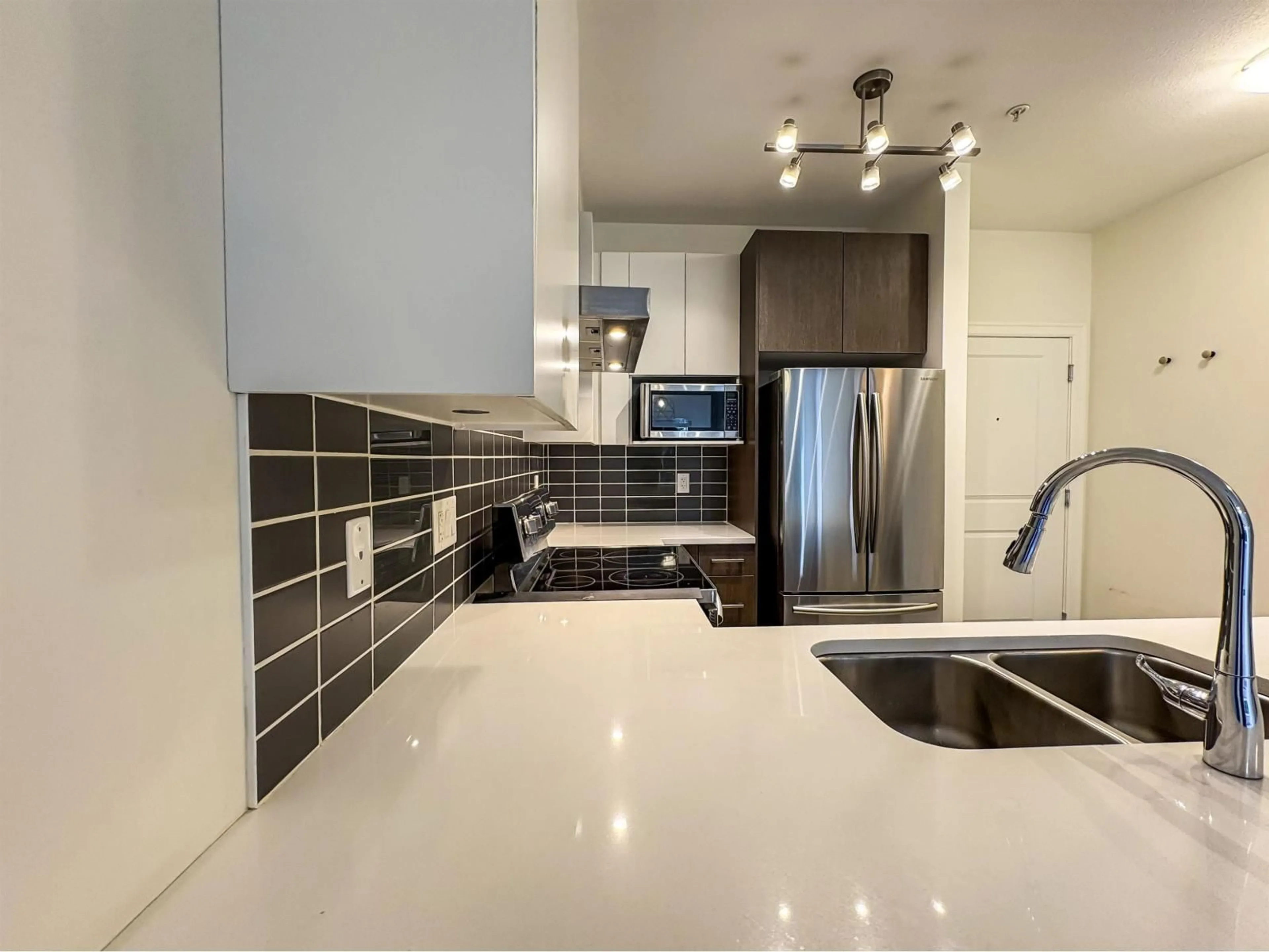 Unknown for 213 - 6480 195A, Surrey British Columbia V4N6P1