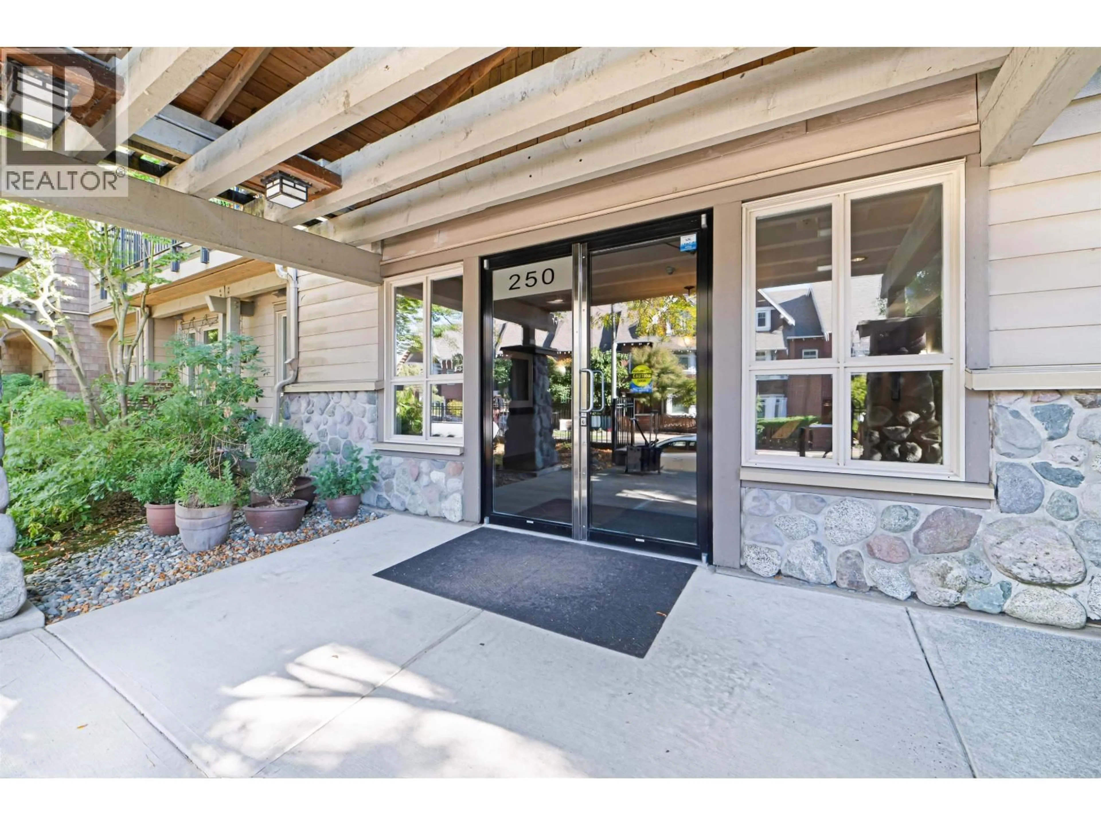 Indoor entryway for 402 - 250 SALTER STREET, New Westminster British Columbia V3M0B7