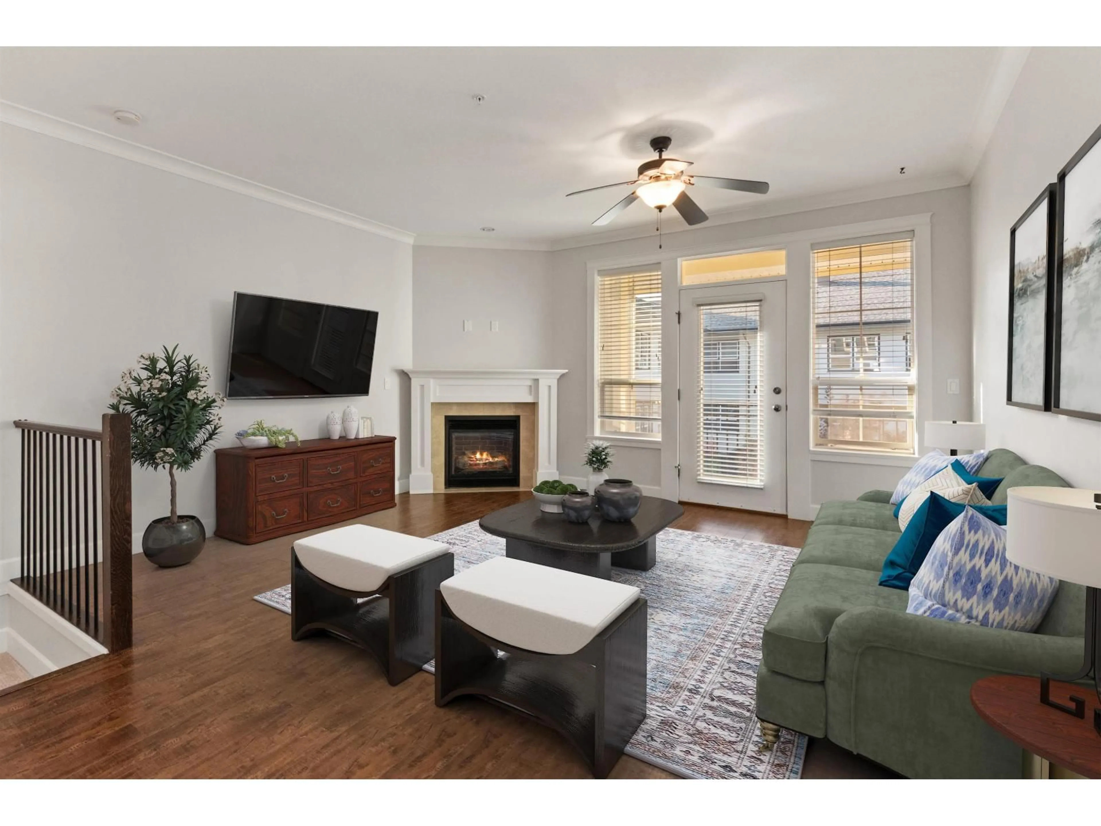 Living room with furniture, wood/laminate floor for 17 - 45290 SOOWAHLIE CRESCENT, Chilliwack British Columbia V2R0S6