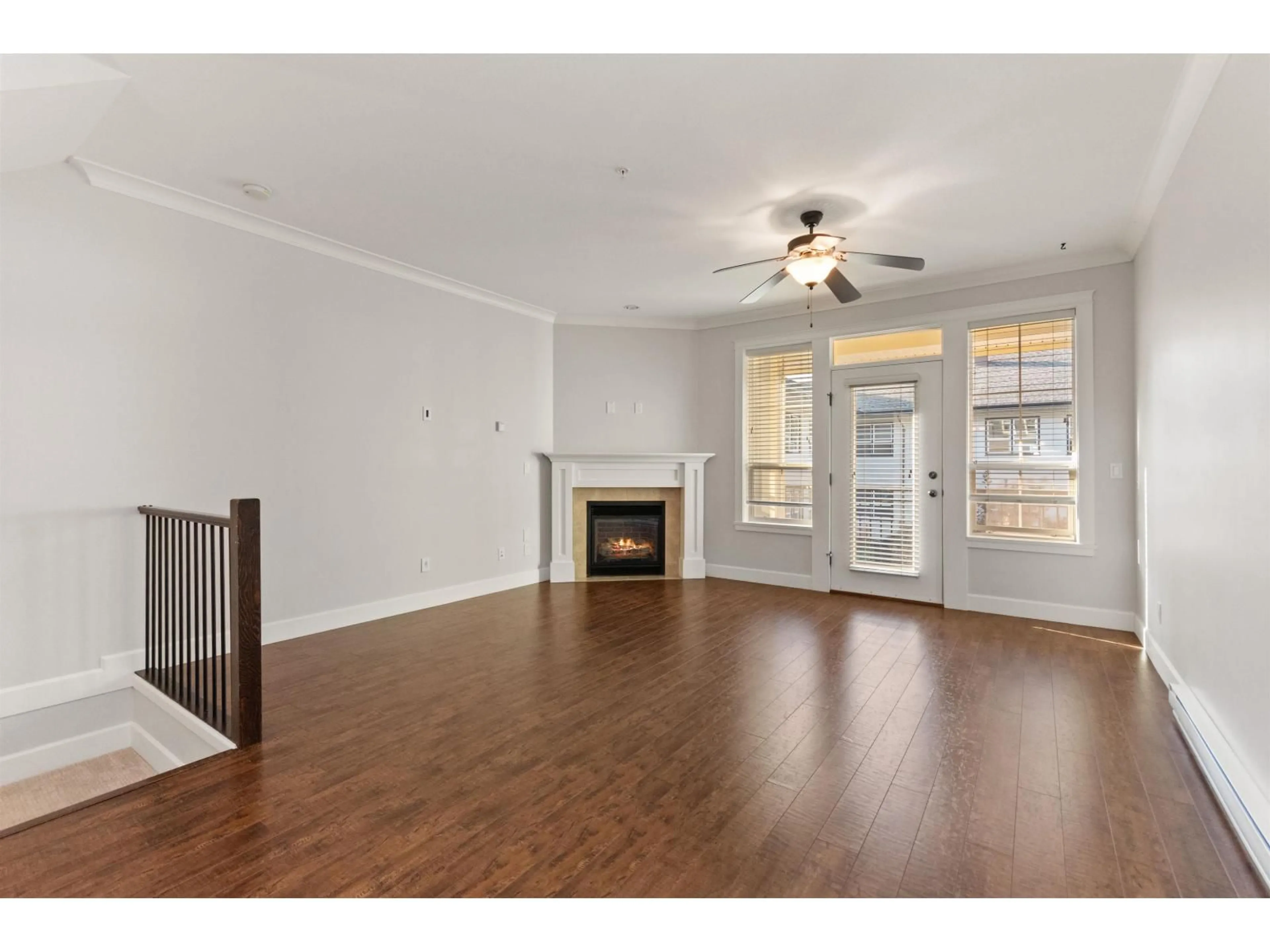 Living room with furniture, wood/laminate floor for 17 - 45290 SOOWAHLIE CRESCENT, Chilliwack British Columbia V2R0S6