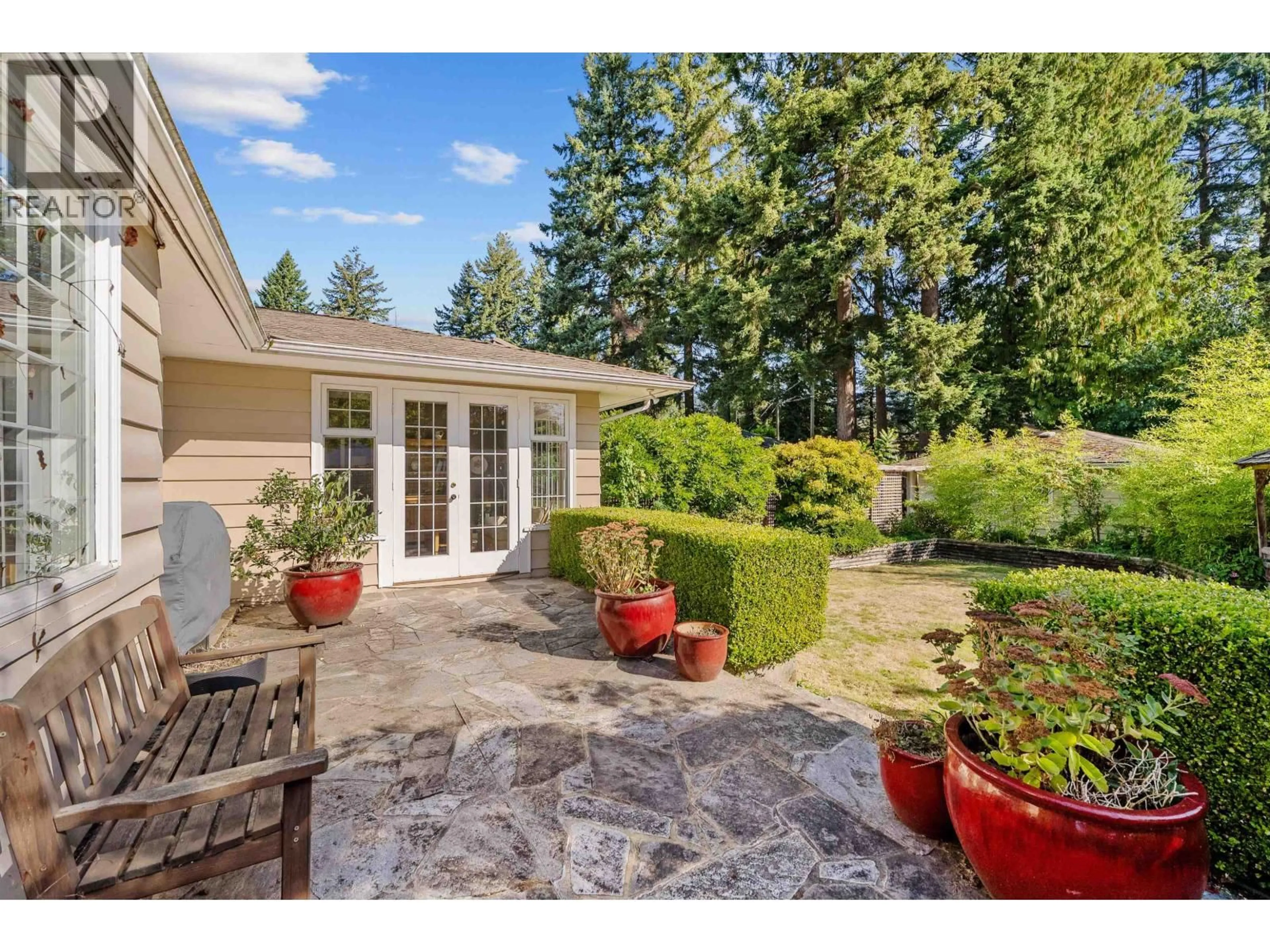 Patio, unknown for 2000 LLOYD AVENUE, North Vancouver British Columbia V7P2N8