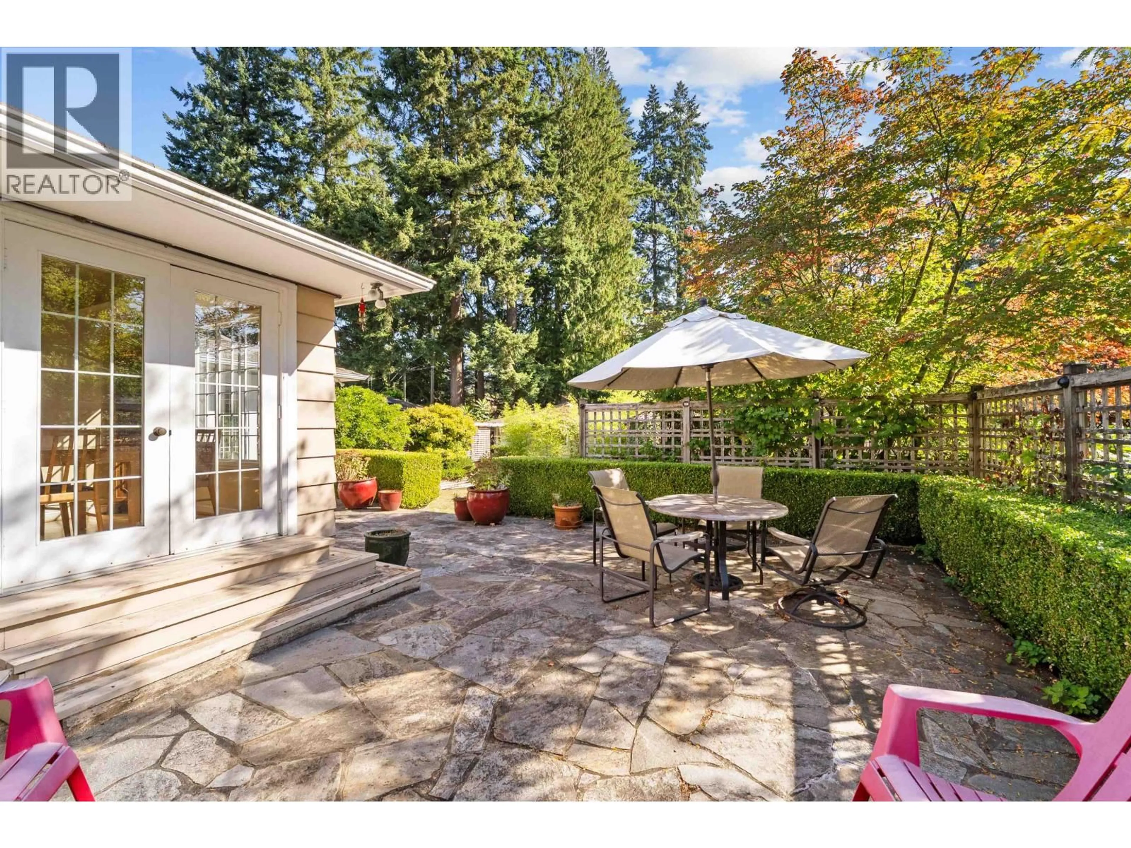 Patio, street for 2000 LLOYD AVENUE, North Vancouver British Columbia V7P2N8