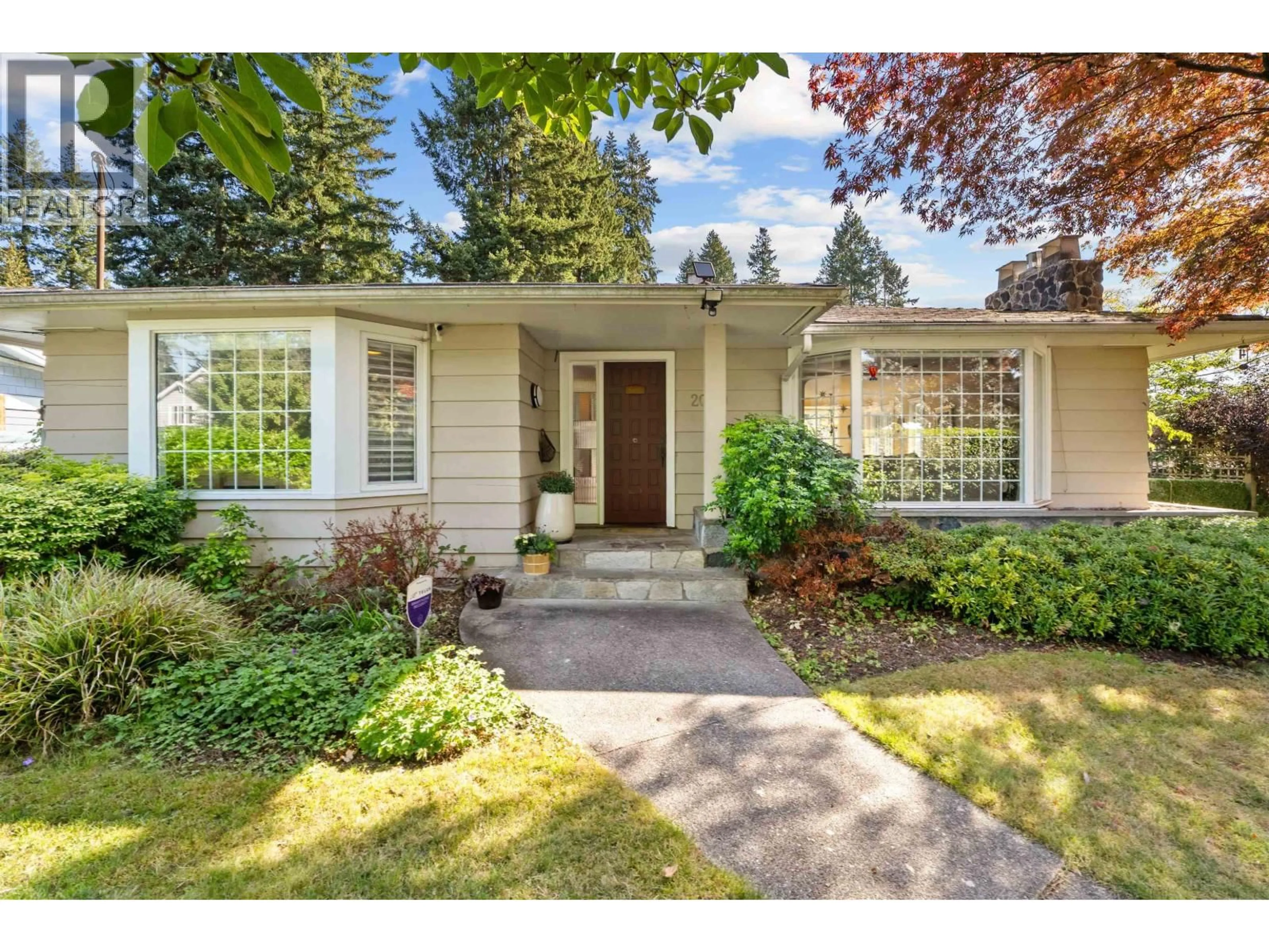 Home with vinyl exterior material, street for 2000 LLOYD AVENUE, North Vancouver British Columbia V7P2N8