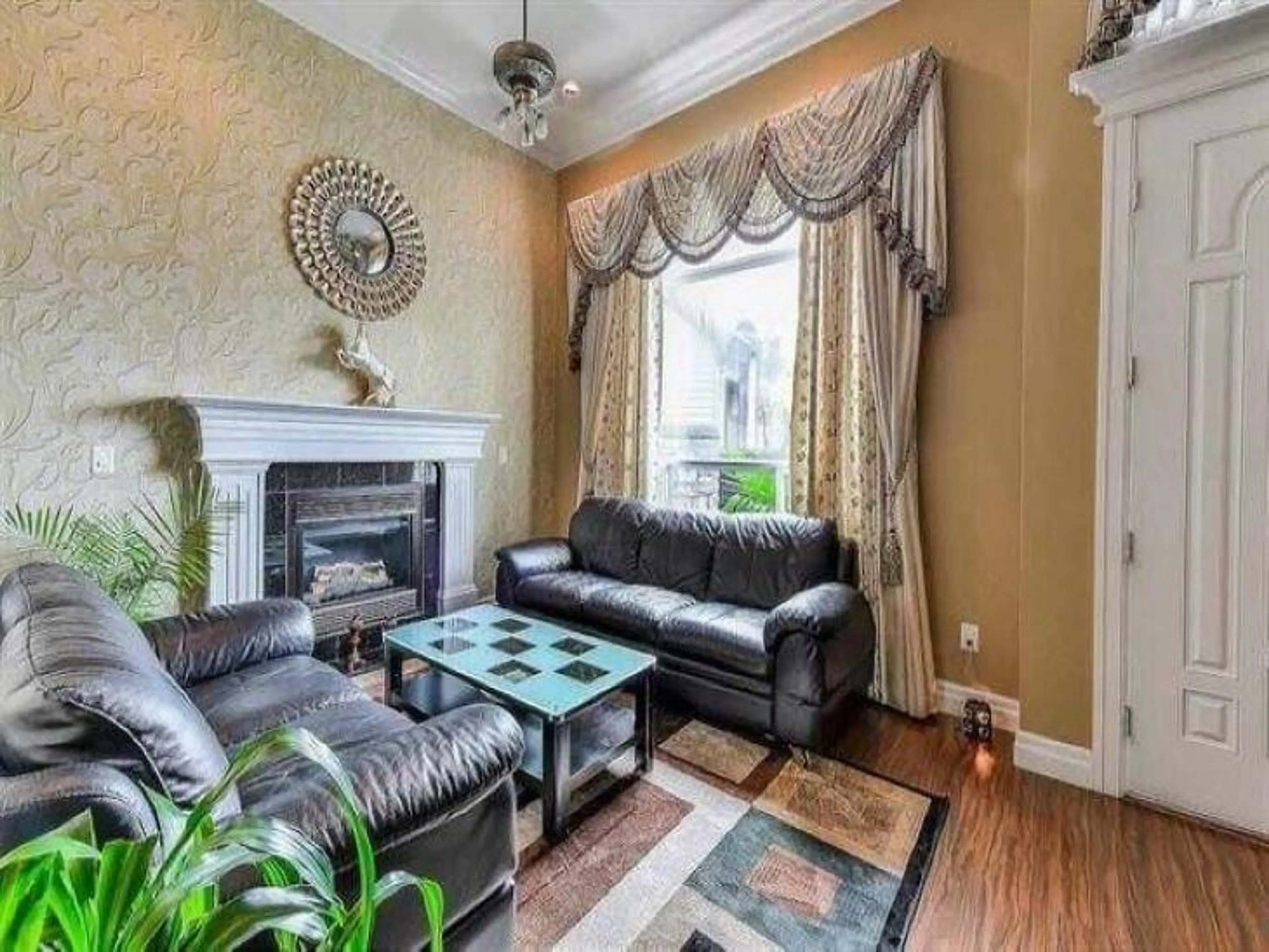 Living room with furniture, unknown for 14681 78, Surrey British Columbia V3S2T4