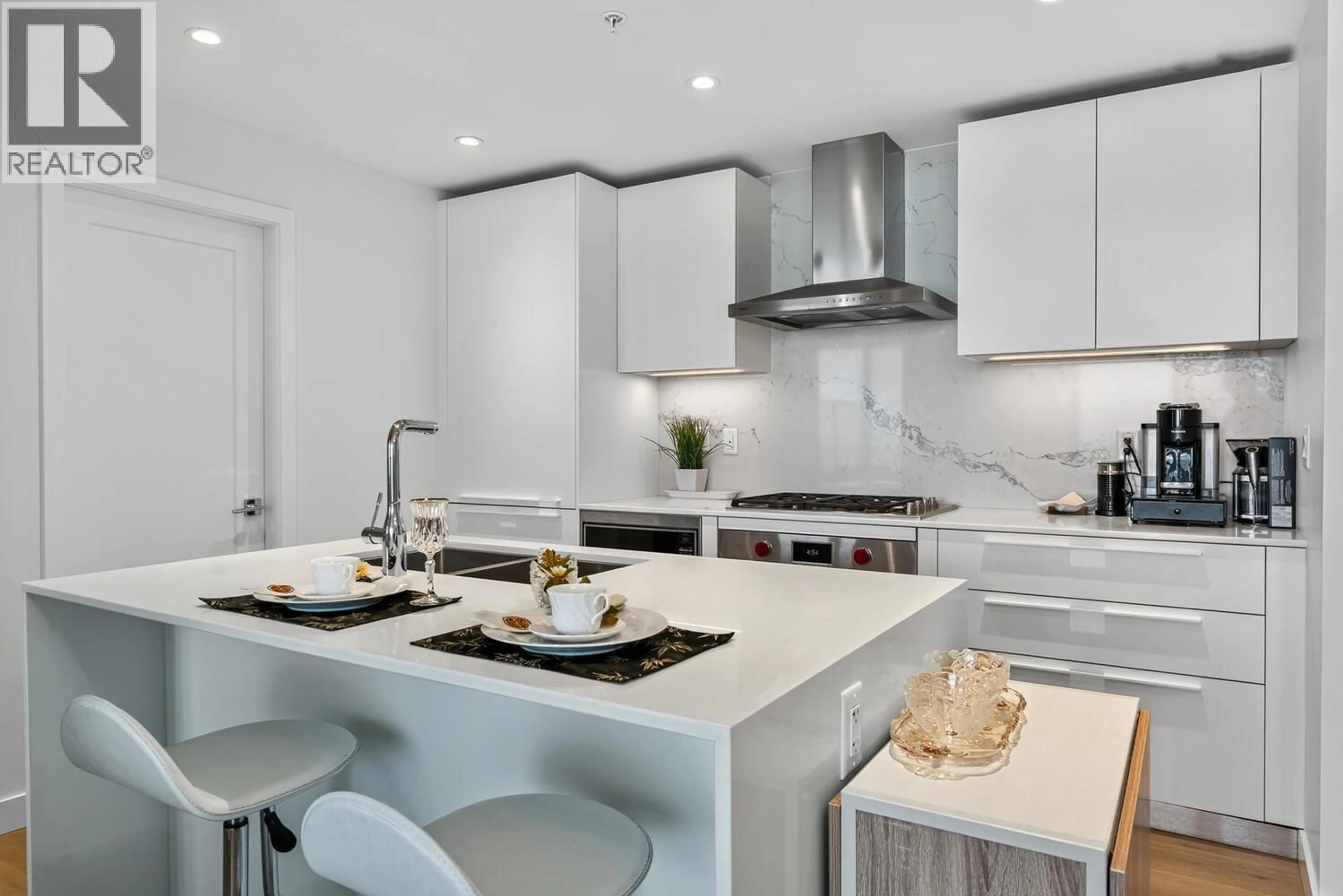Contemporary kitchen, ceramic/tile floor for 3604 - 6699 DUNBLANE AVENUE, Burnaby British Columbia V5H0J8