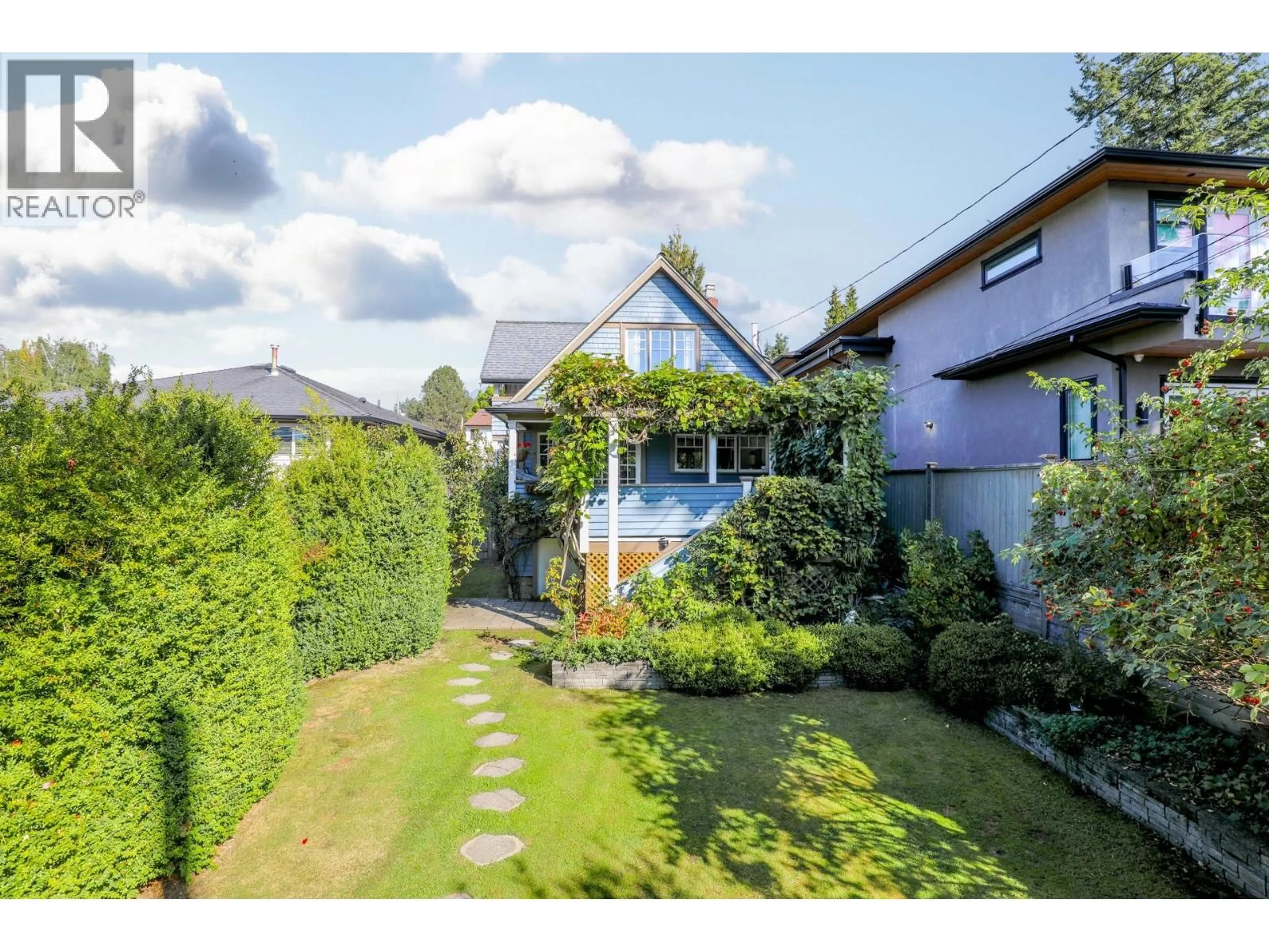 A pic from outside/outdoor area/front of a property/back of a property/a pic from drone, street for 341 22ND STREET, North Vancouver British Columbia V7M2A3