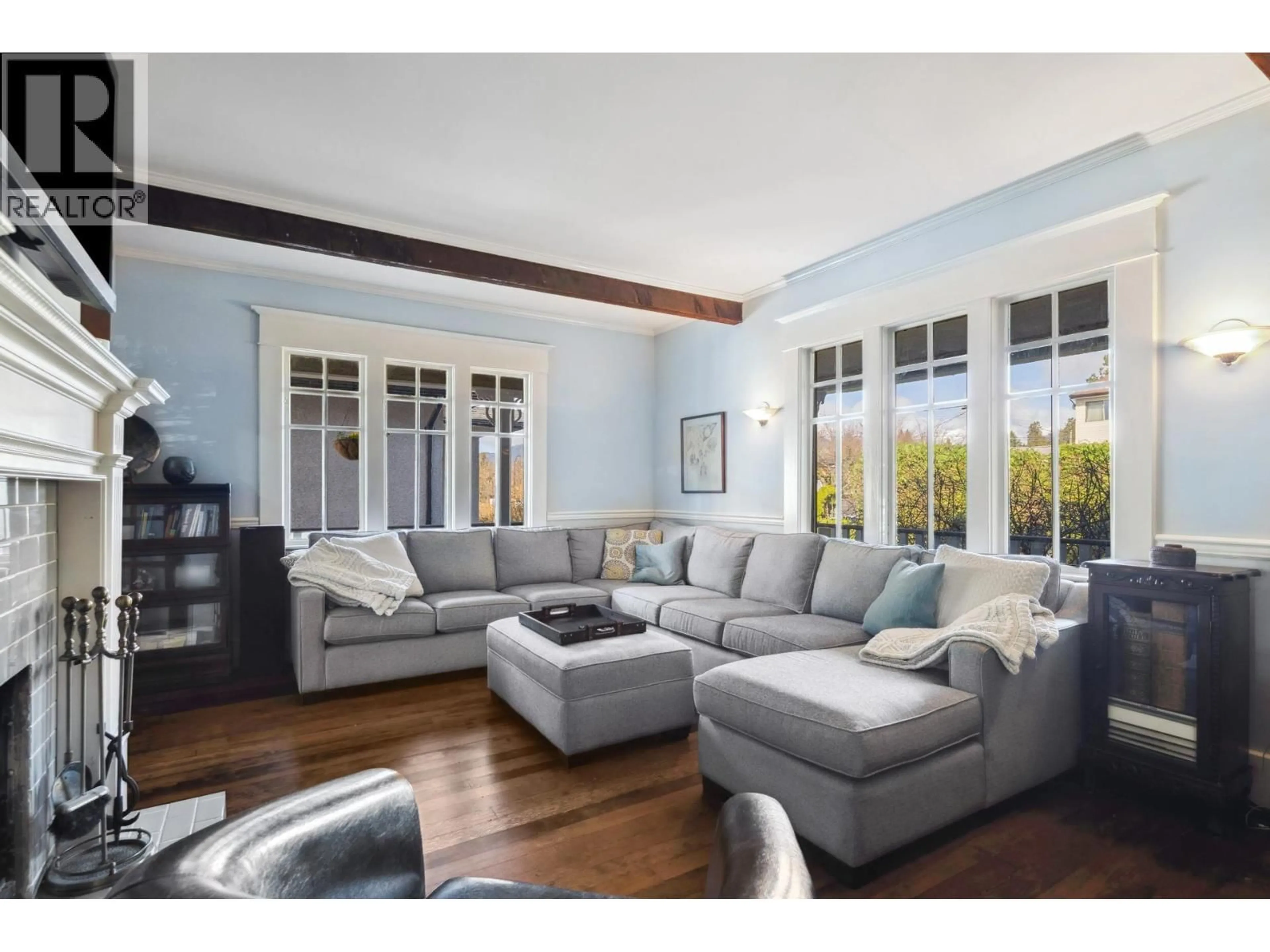 Living room with furniture, unknown for 341 22ND STREET, North Vancouver British Columbia V7M2A3