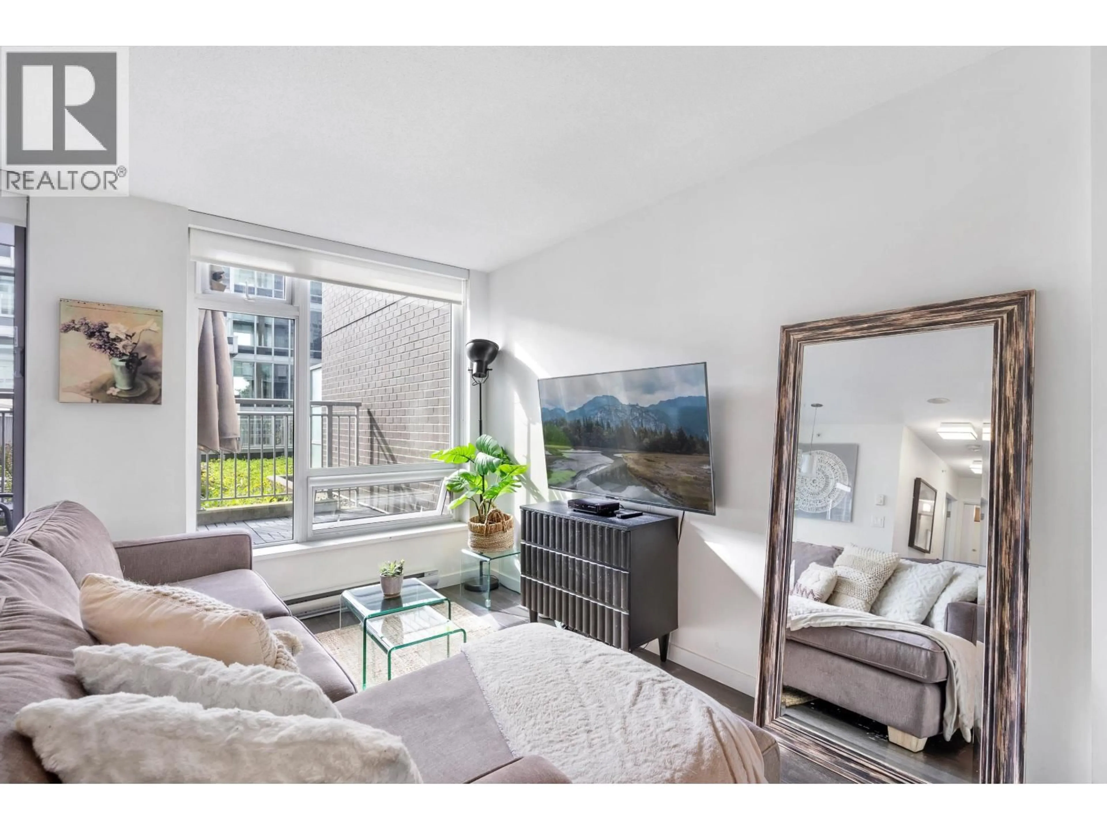 Living room with furniture, unknown for 303 - 5665 BOUNDARY ROAD, Vancouver British Columbia V5R0E4