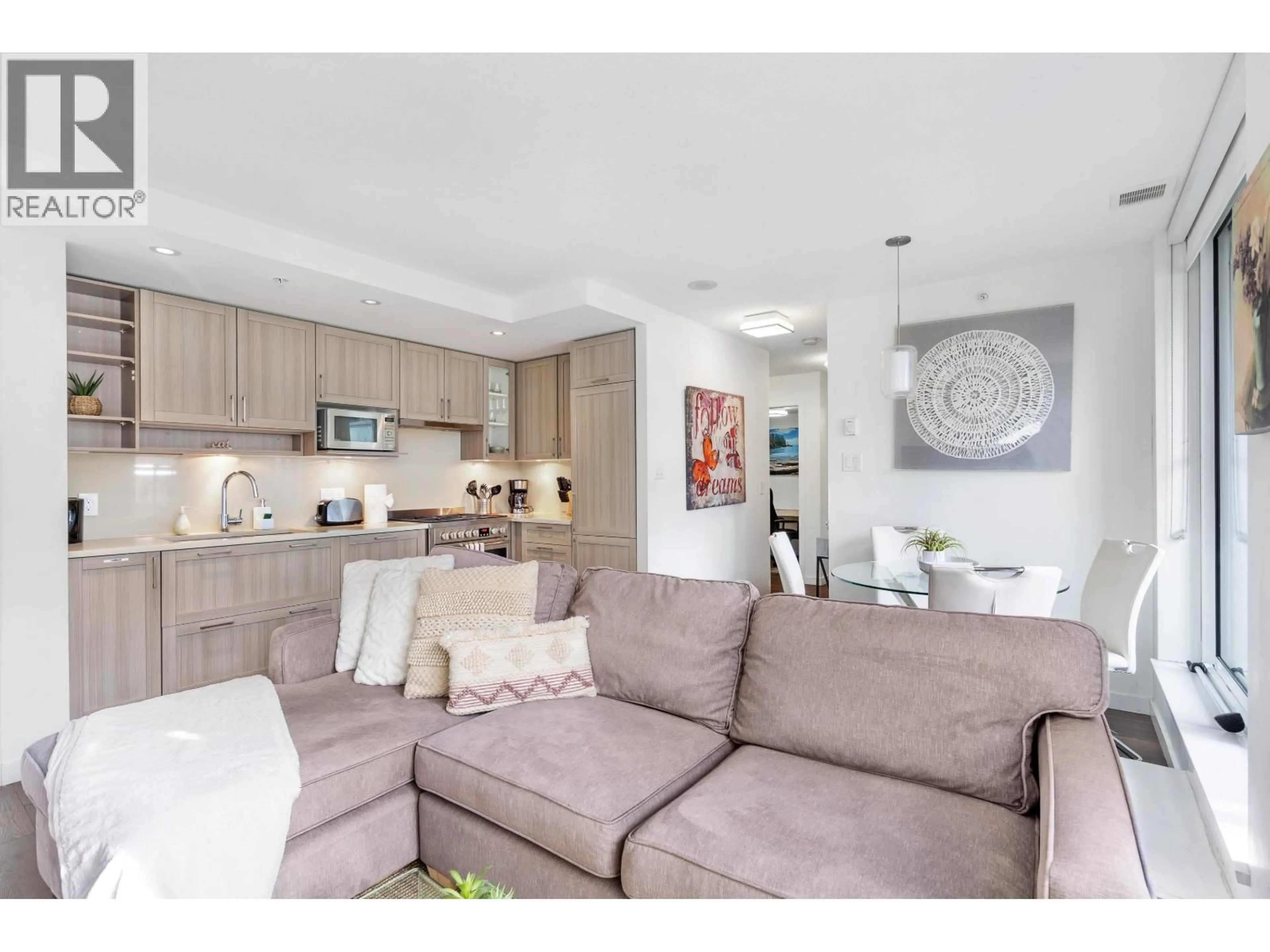 Living room with furniture, unknown for 303 - 5665 BOUNDARY ROAD, Vancouver British Columbia V5R0E4