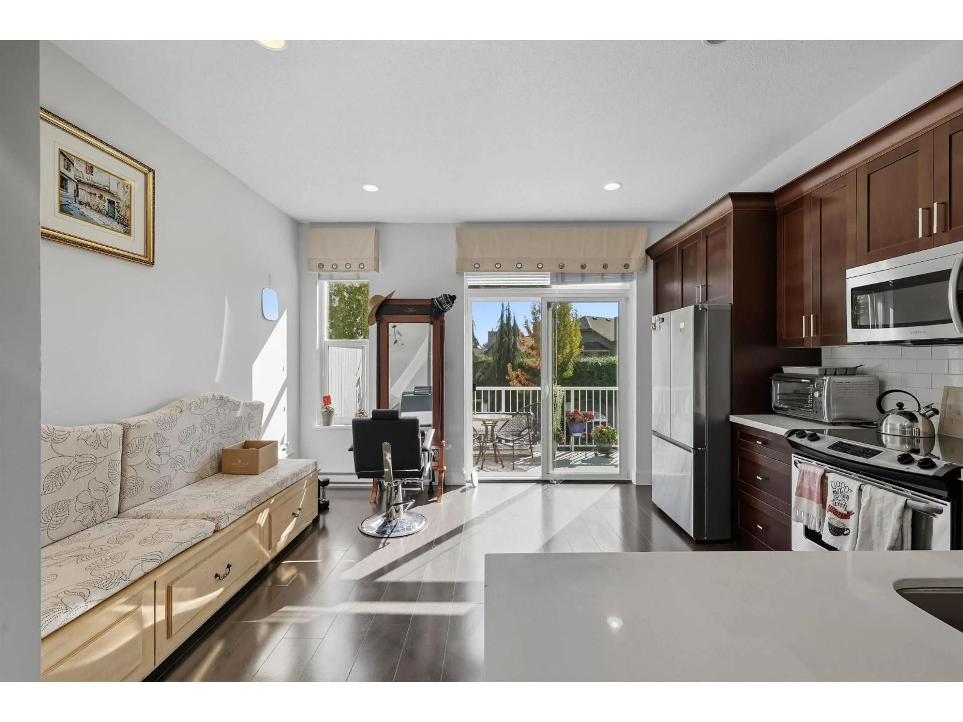 Open concept kitchen, ceramic/tile floor for 6 - 16228 16, Surrey British Columbia V4A1S7