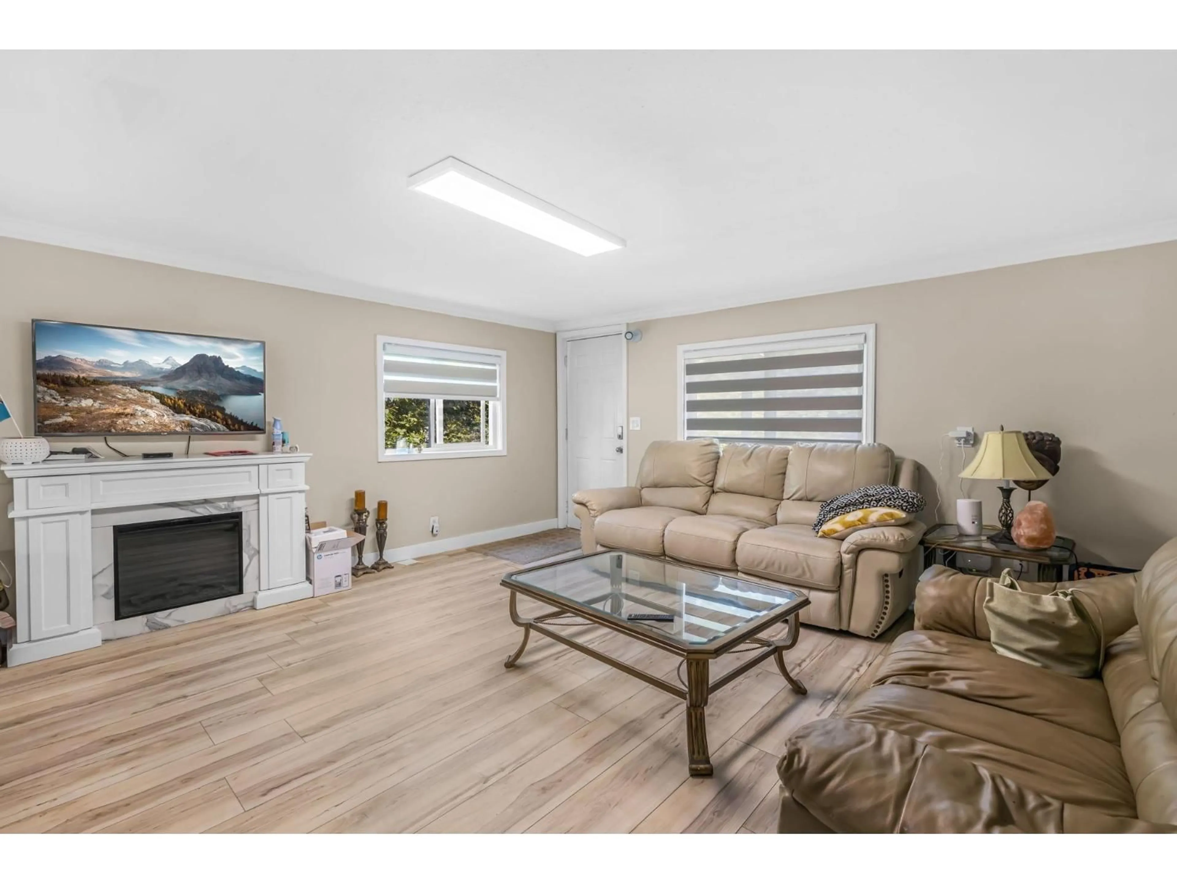 Living room with furniture, wood/laminate floor for 13906 68, Surrey British Columbia V3W2H1
