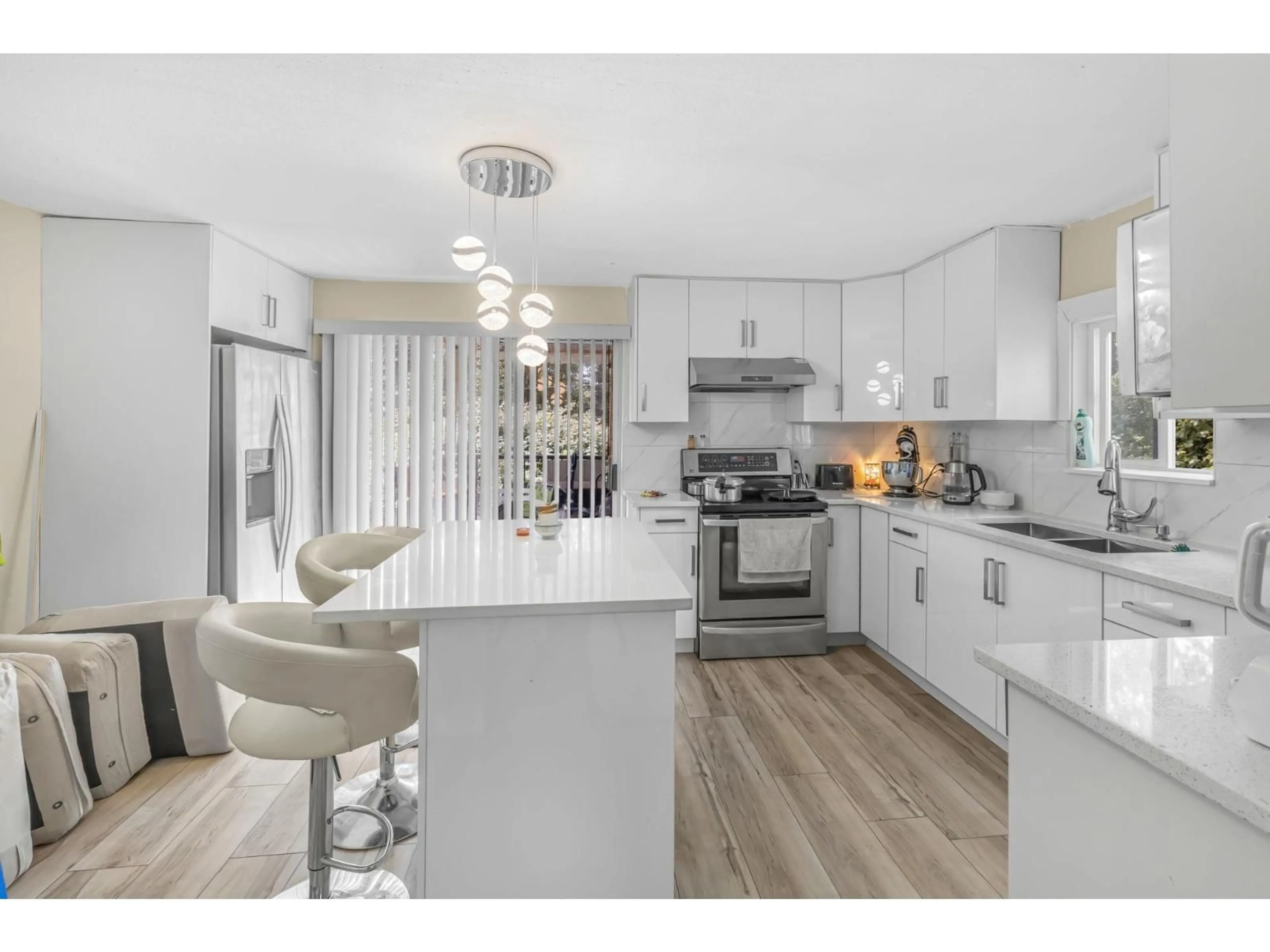 Open concept kitchen, unknown for 13906 68, Surrey British Columbia V3W2H1