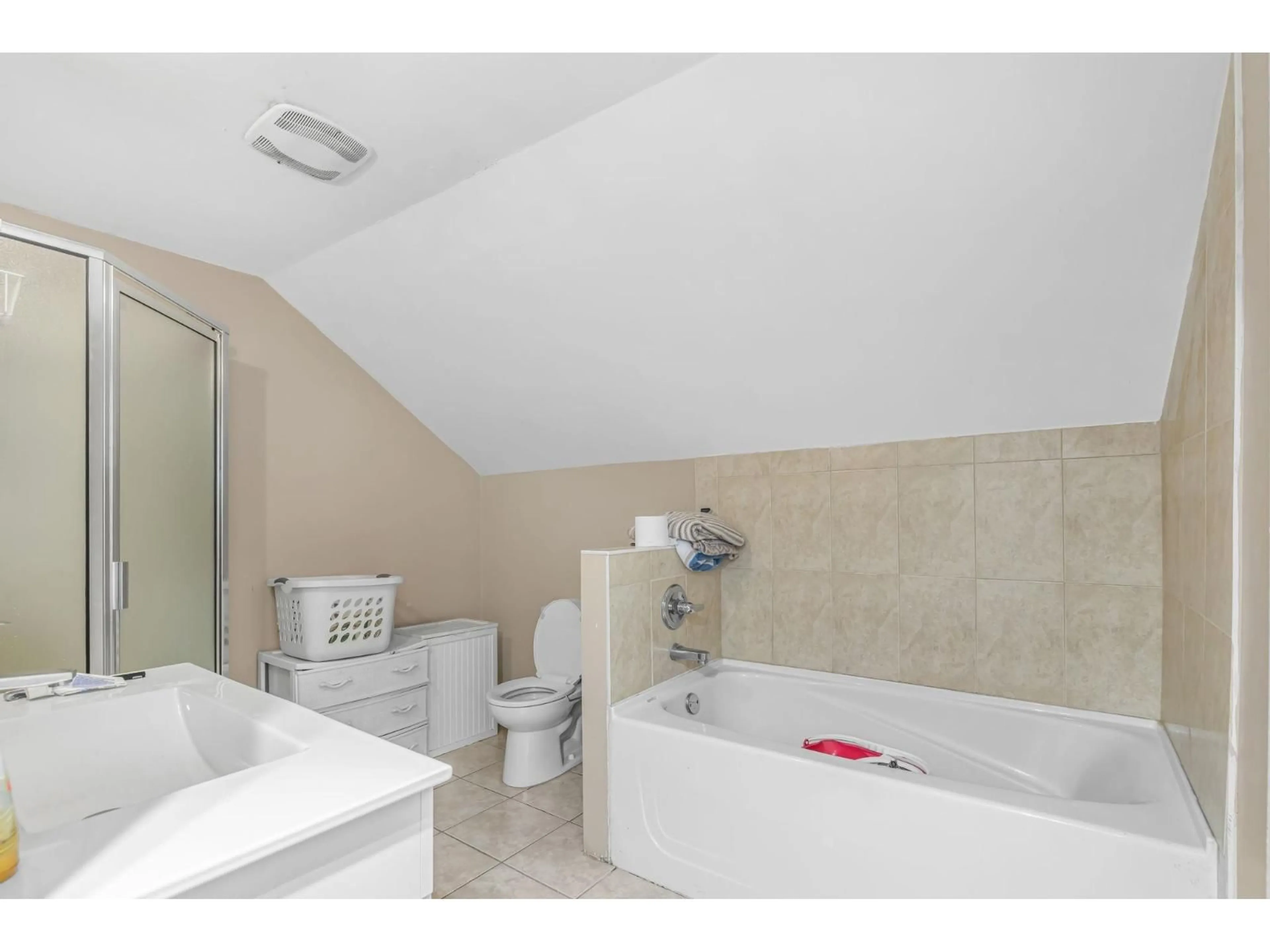 Standard bathroom, ceramic/tile floor for 13906 68, Surrey British Columbia V3W2H1