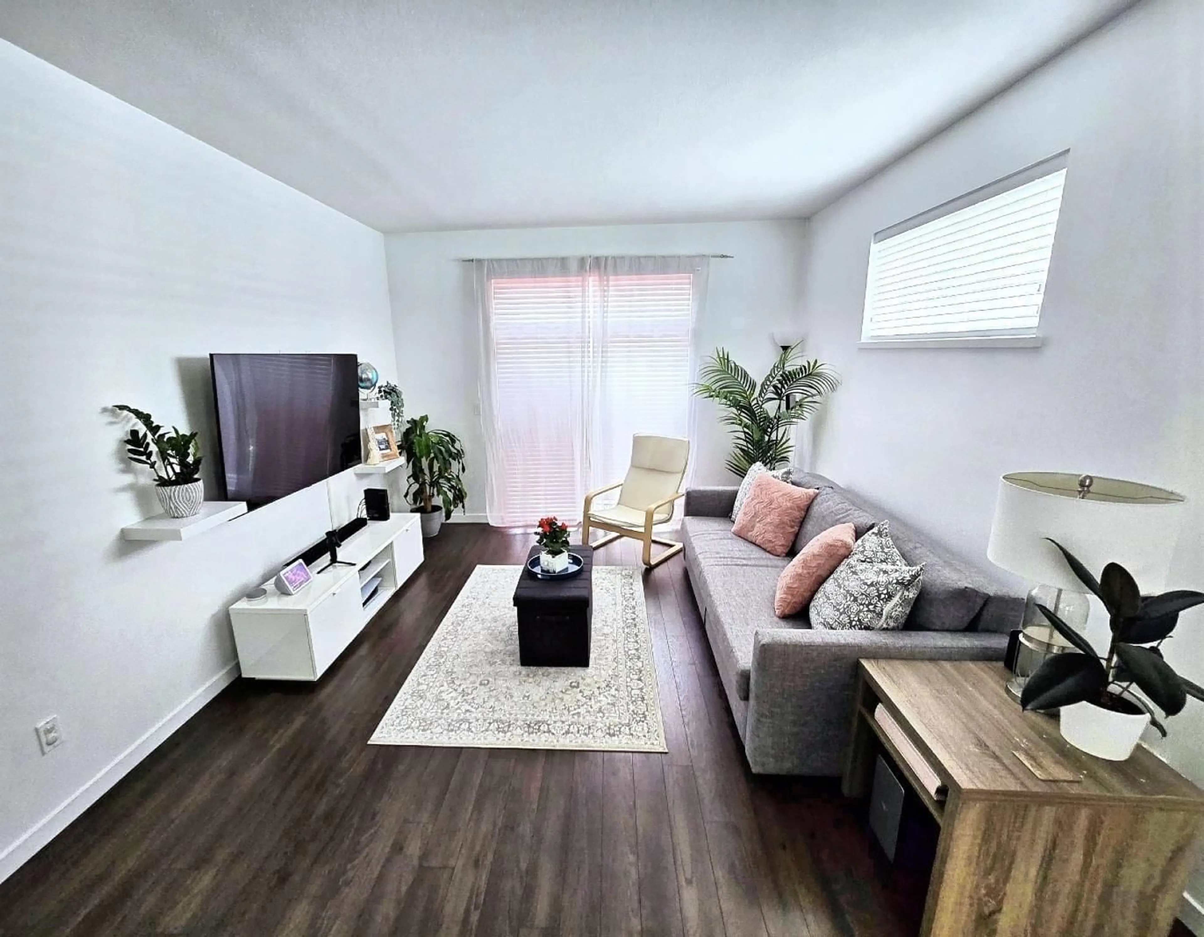 Living room with furniture, wood/laminate floor for 7 - 14955 60TH, Surrey British Columbia V3S1R8