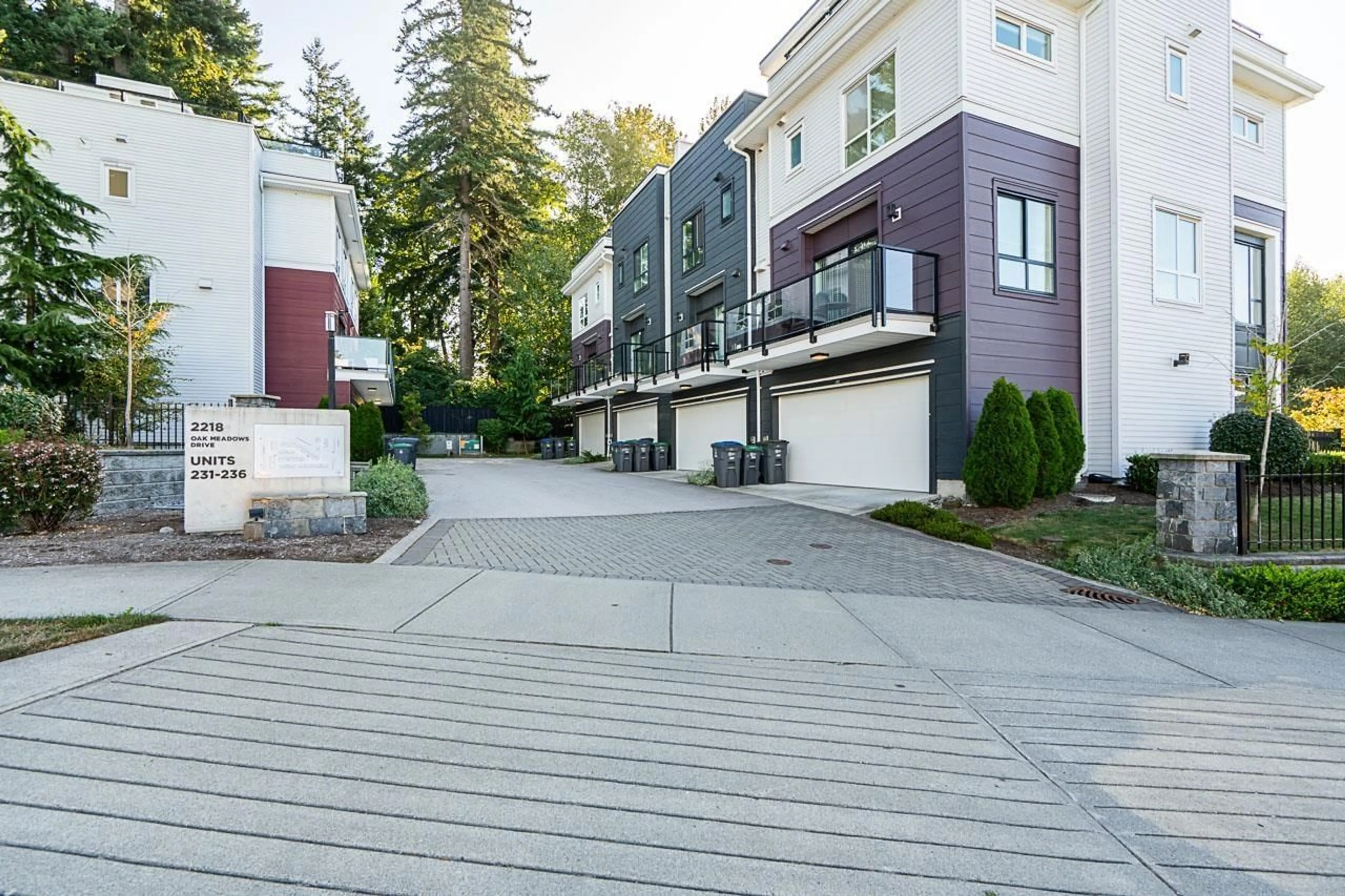 Patio, street for 235 - 2218 OAK MEADOWS, Surrey British Columbia V3Z0W6