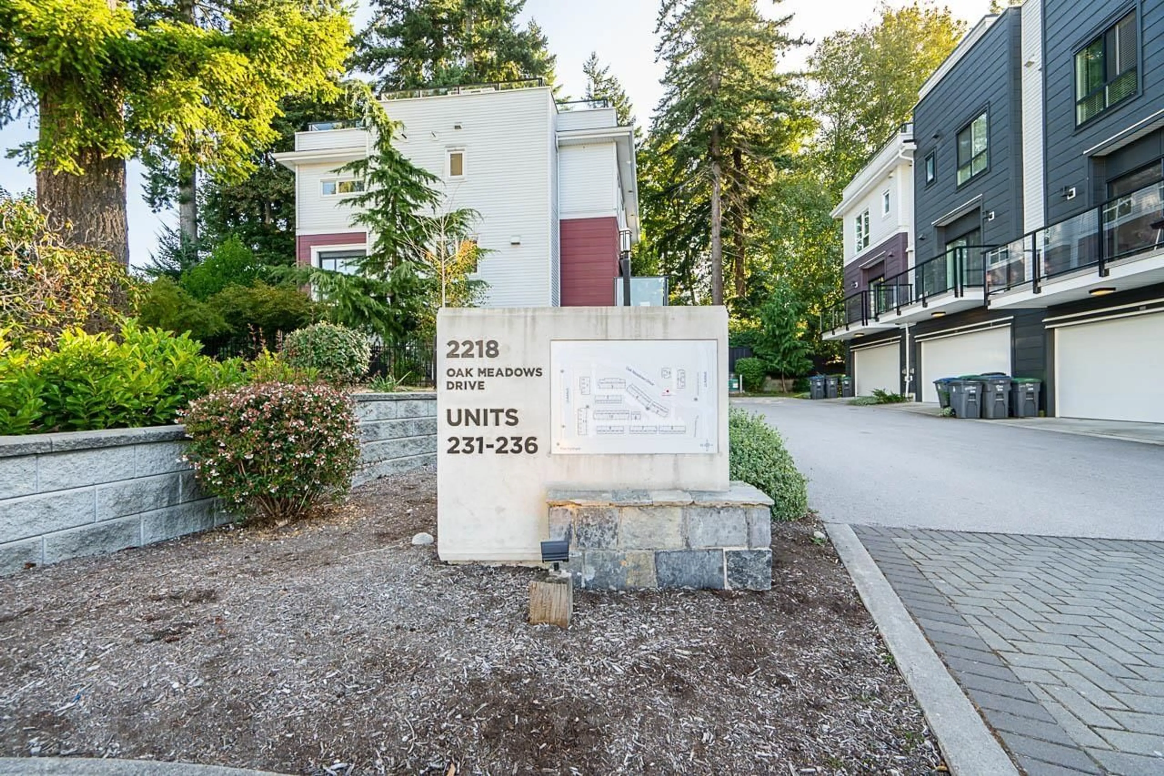 Patio, street for 235 - 2218 OAK MEADOWS, Surrey British Columbia V3Z0W6