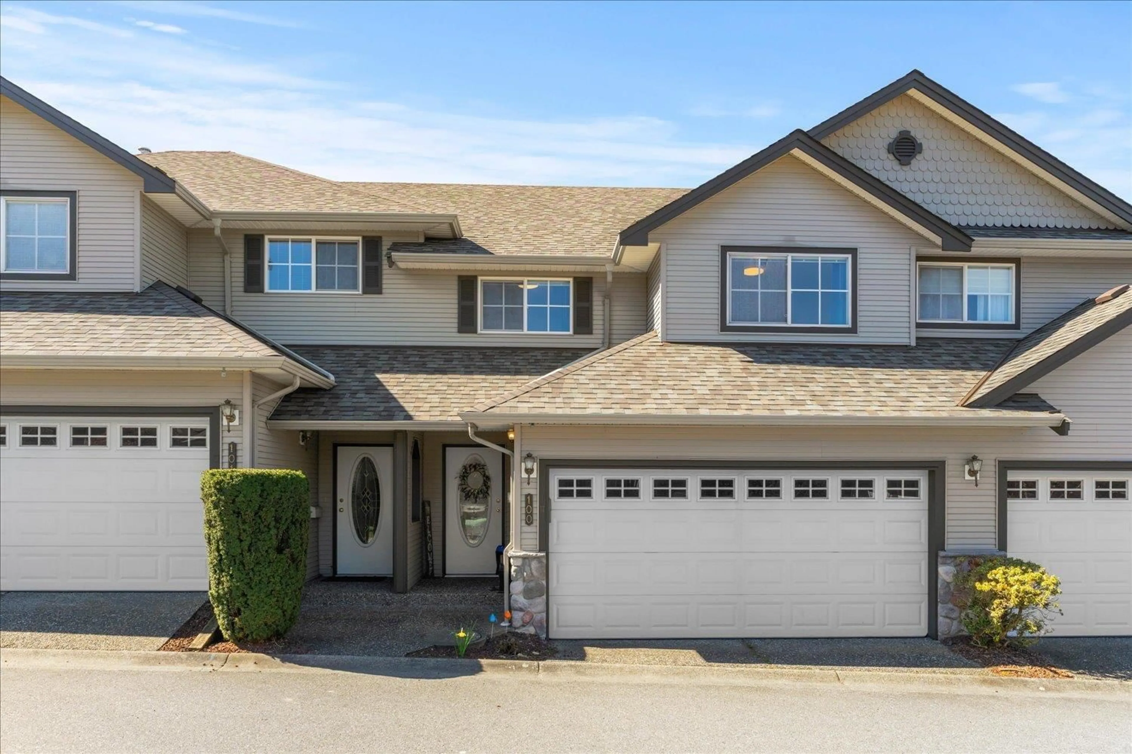 Home with vinyl exterior material, street for 100 - 46360 VALLEYVIEW ROAD, Chilliwack British Columbia V2R5L7