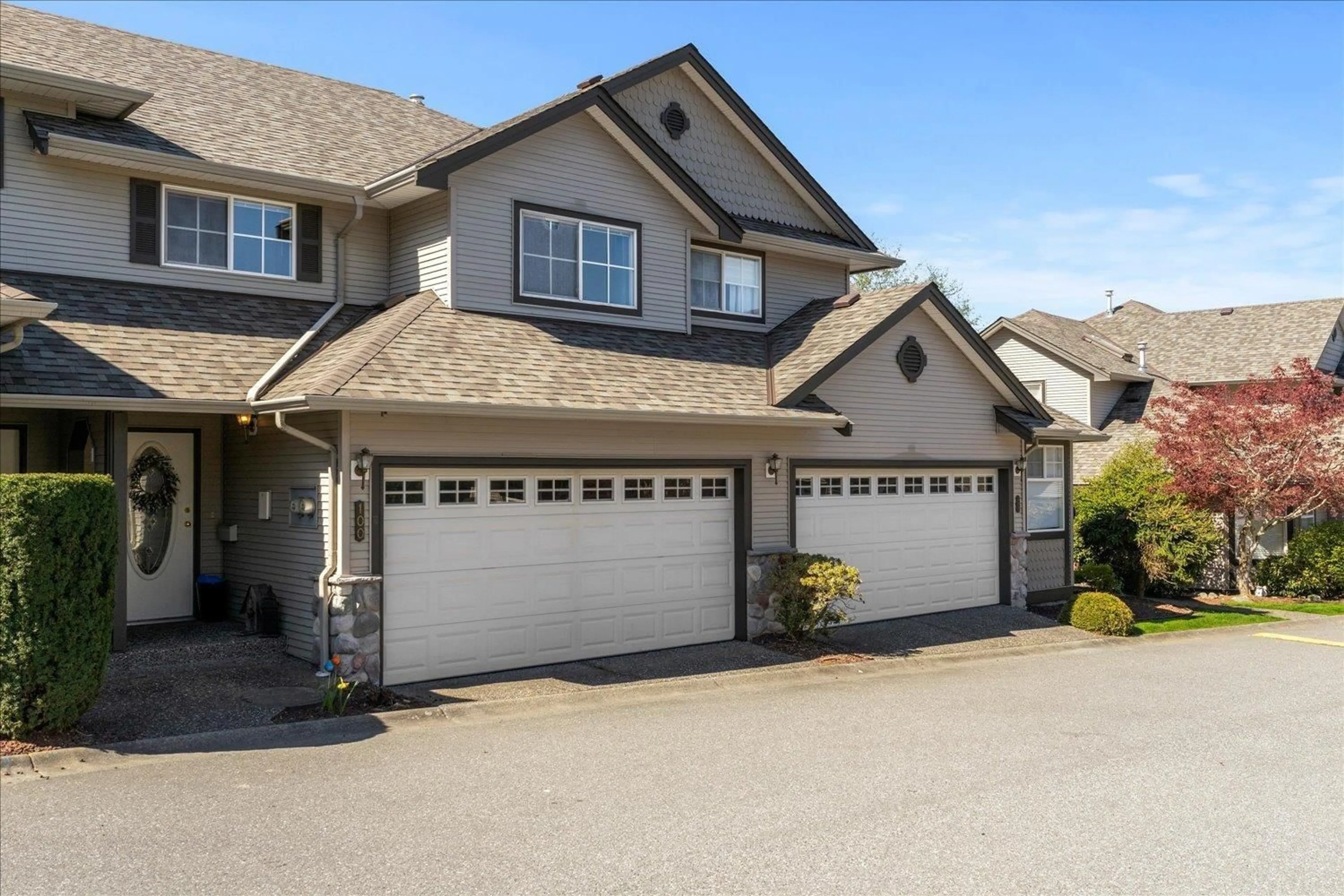 Home with vinyl exterior material, street for 100 - 46360 VALLEYVIEW ROAD, Chilliwack British Columbia V2R5L7
