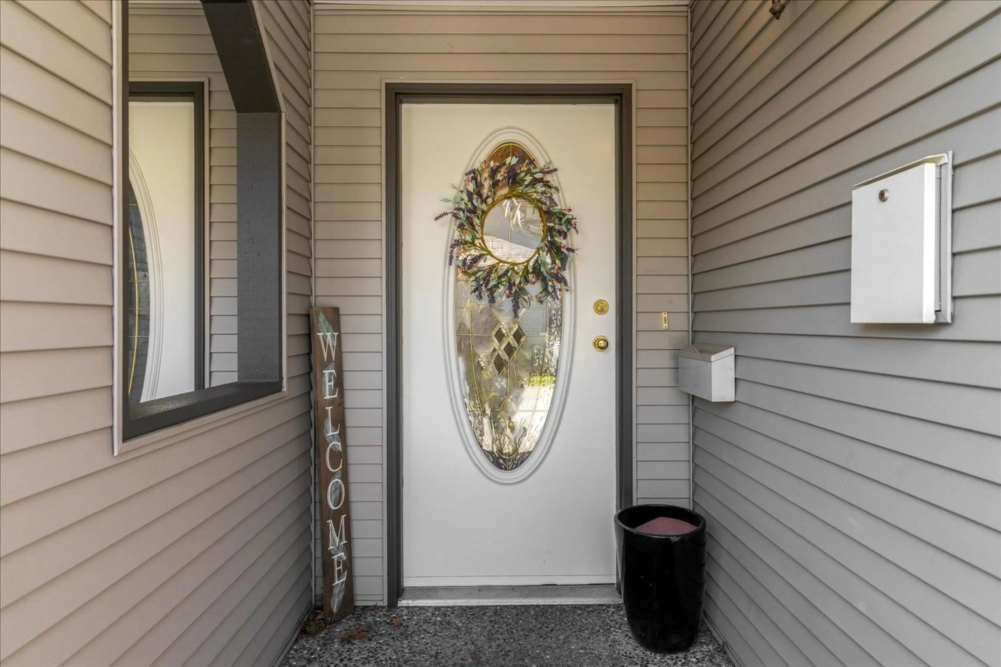 Indoor entryway for 100 - 46360 VALLEYVIEW ROAD, Chilliwack British Columbia V2R5L7