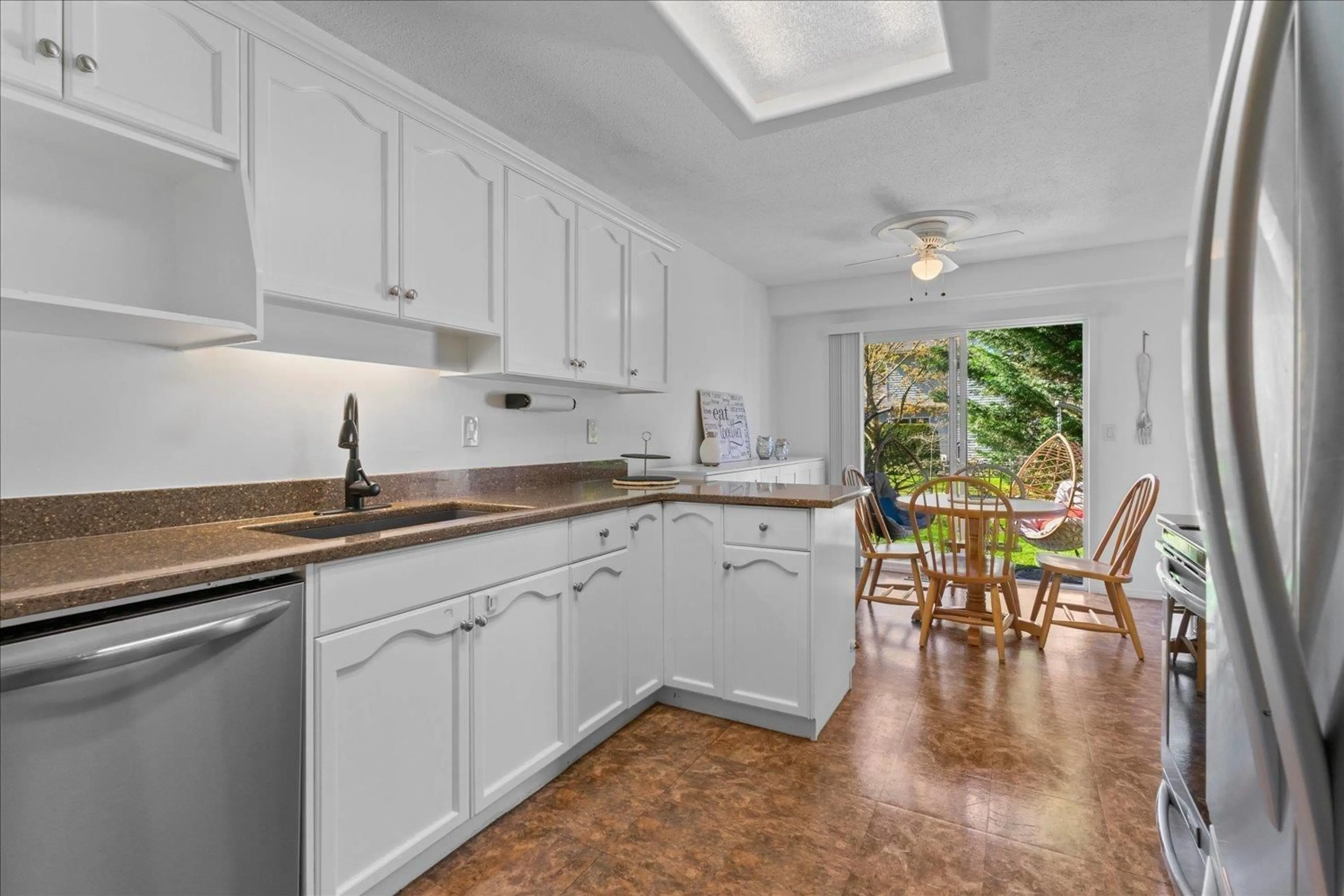 Standard kitchen, ceramic/tile floor for 100 - 46360 VALLEYVIEW ROAD, Chilliwack British Columbia V2R5L7