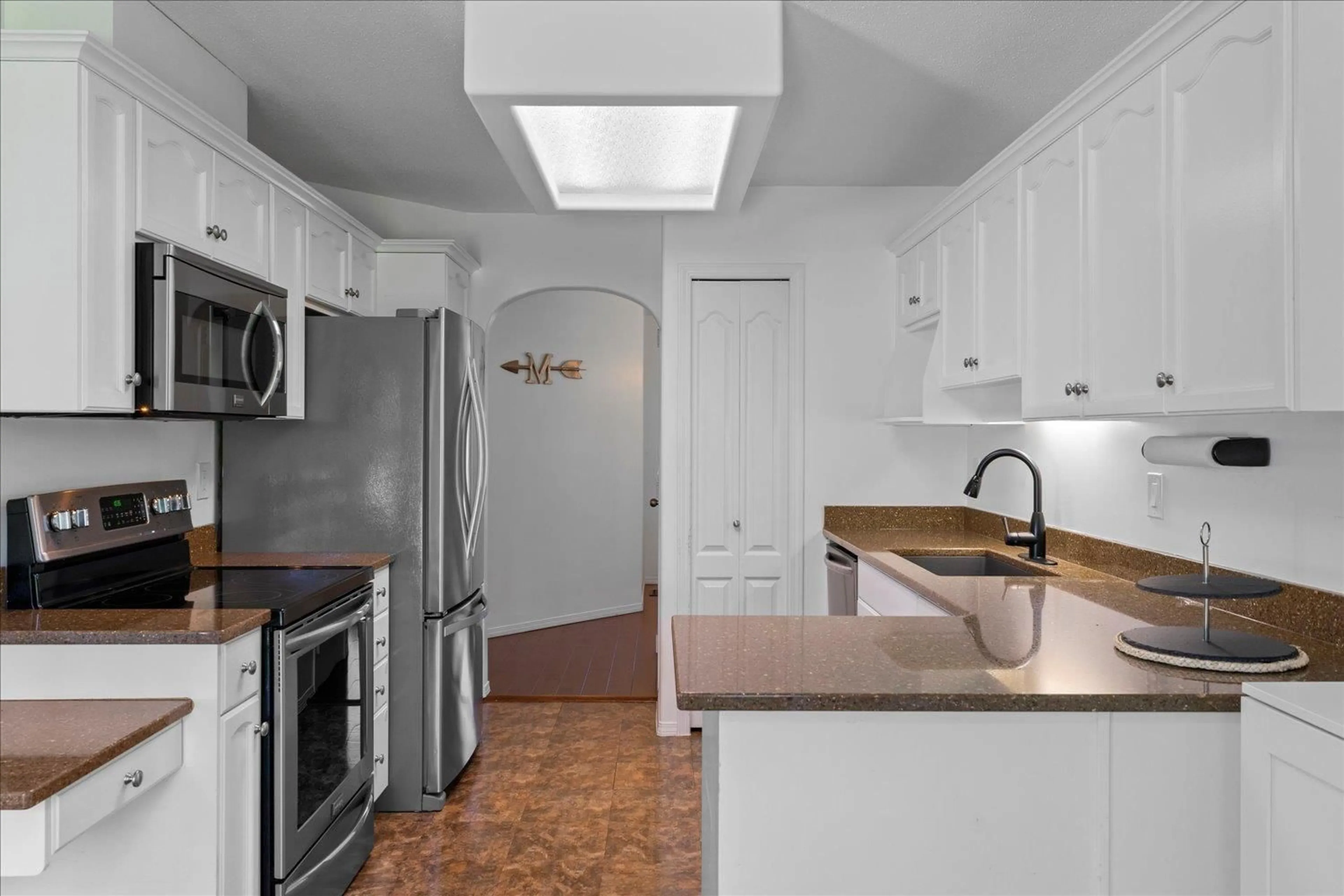 Standard kitchen, ceramic/tile floor for 100 - 46360 VALLEYVIEW ROAD, Chilliwack British Columbia V2R5L7