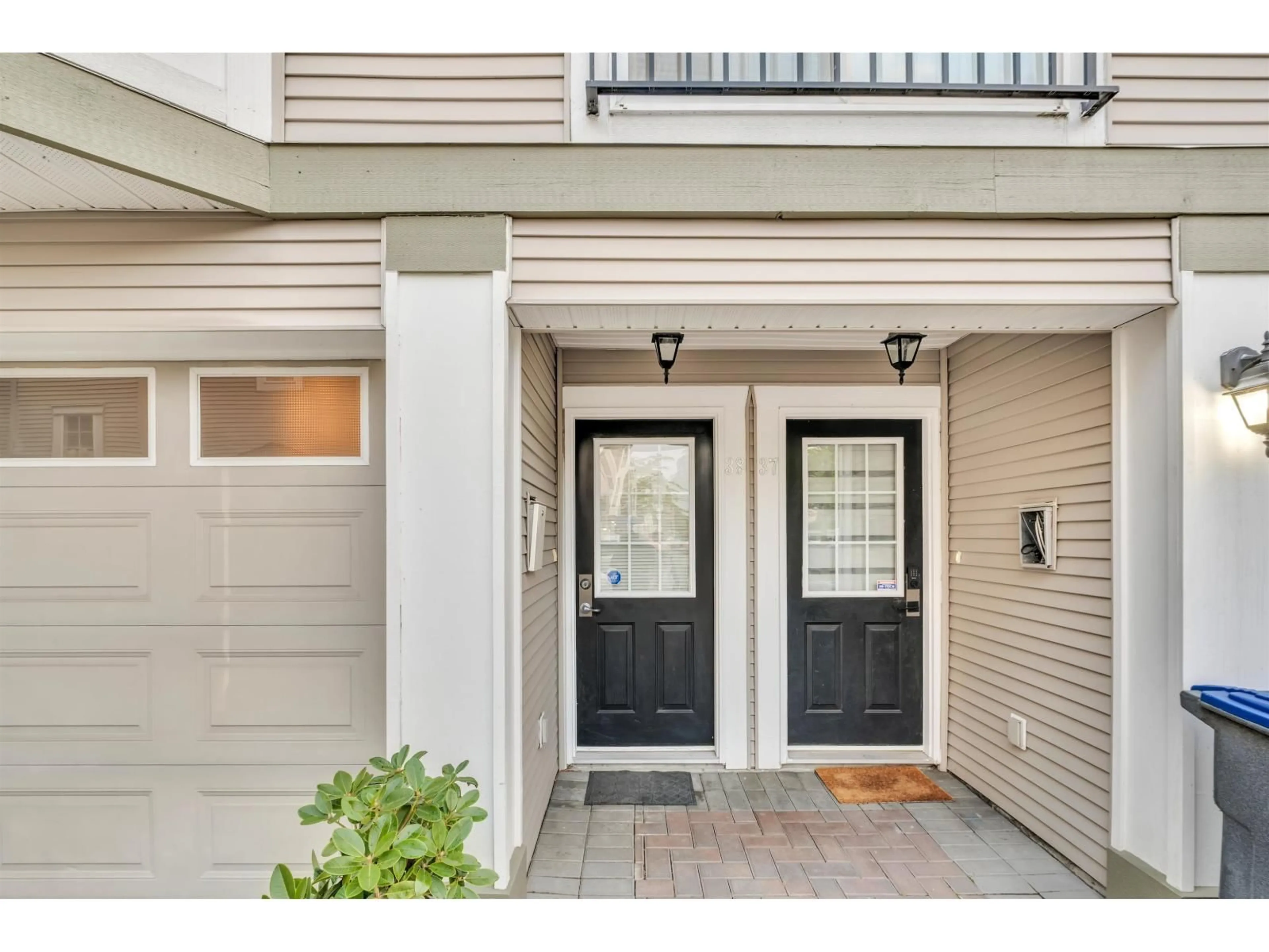 Indoor entryway for 38 - 9559 130A, Surrey British Columbia V3V5N9