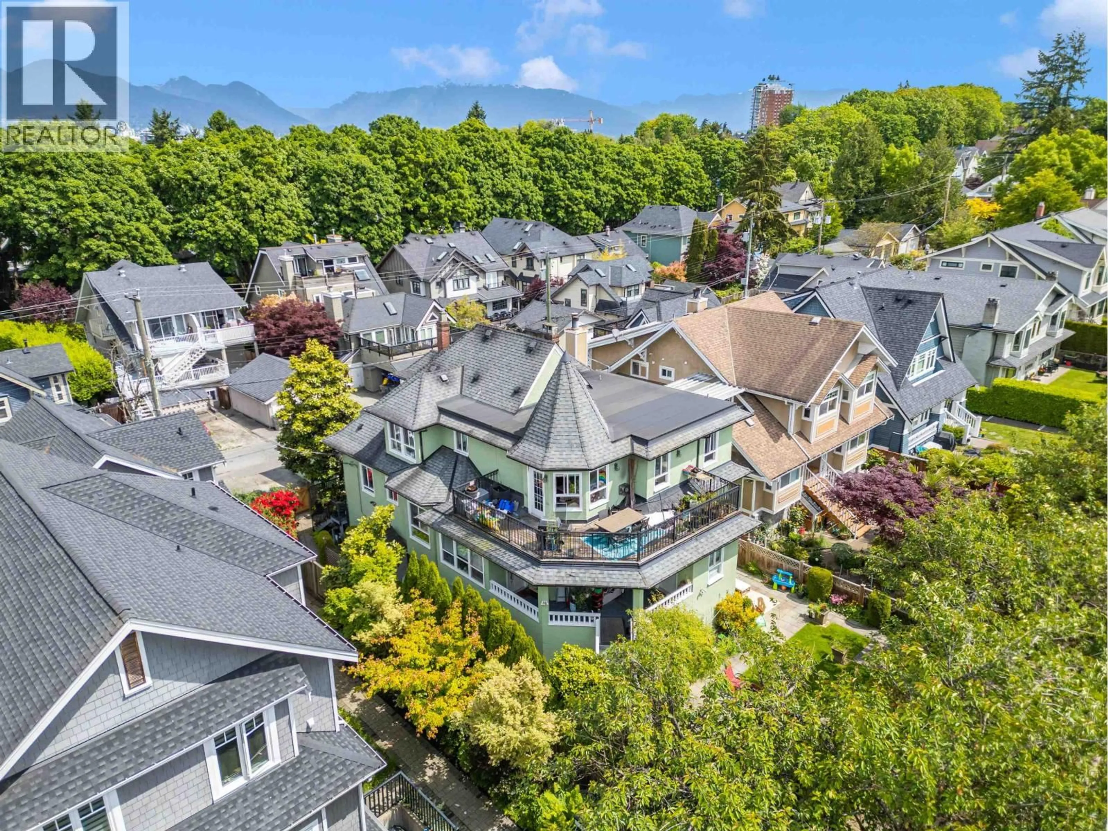 A pic from outside/outdoor area/front of a property/back of a property/a pic from drone, mountain view for 151 14TH AVENUE, Vancouver British Columbia V5Y1W8