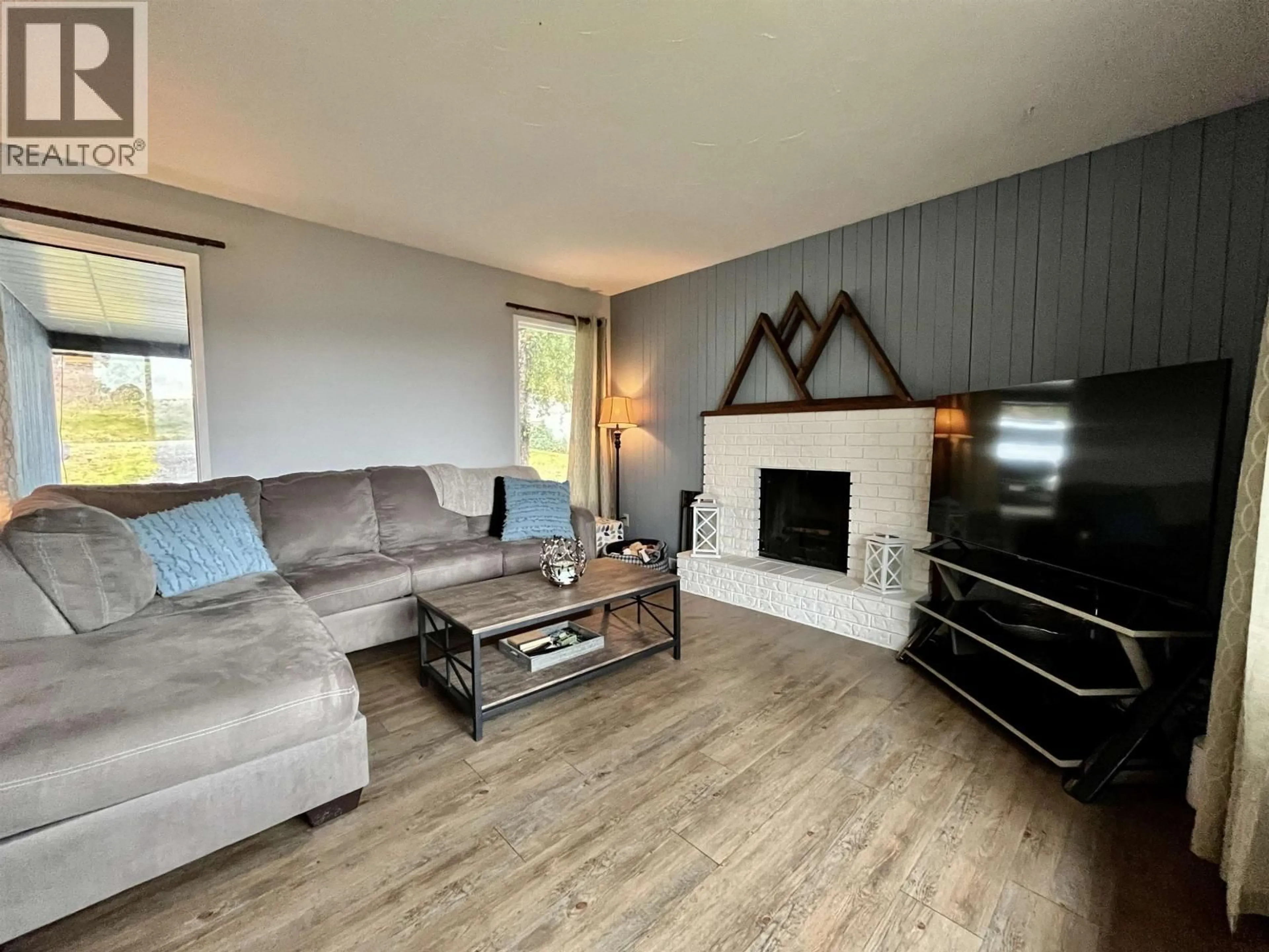 Living room with furniture, wood/laminate floor for 1415 TWELFTH AVENUE, Williams Lake British Columbia V2G3X5