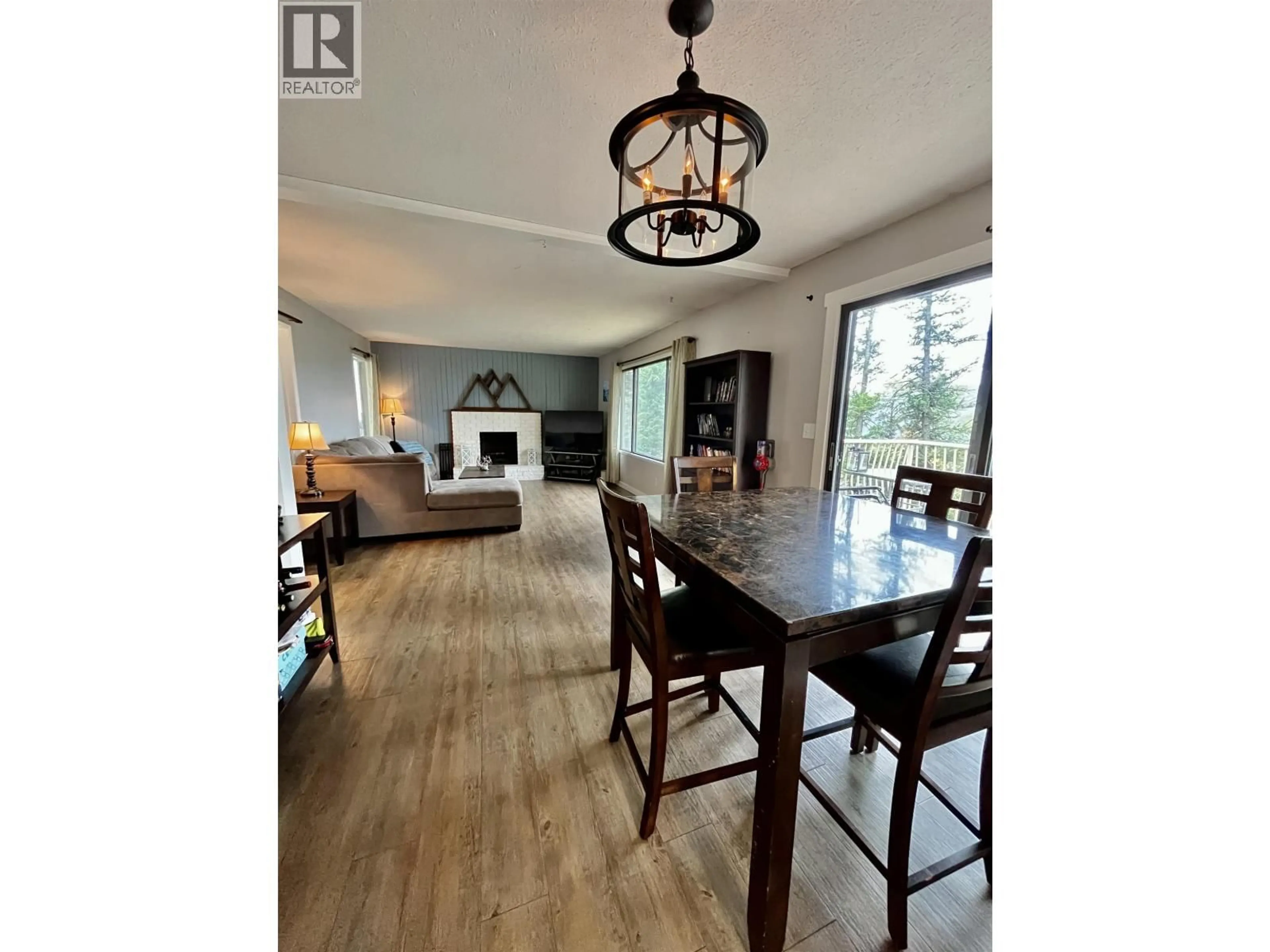 Dining room, wood/laminate floor for 1415 TWELFTH AVENUE, Williams Lake British Columbia V2G3X5