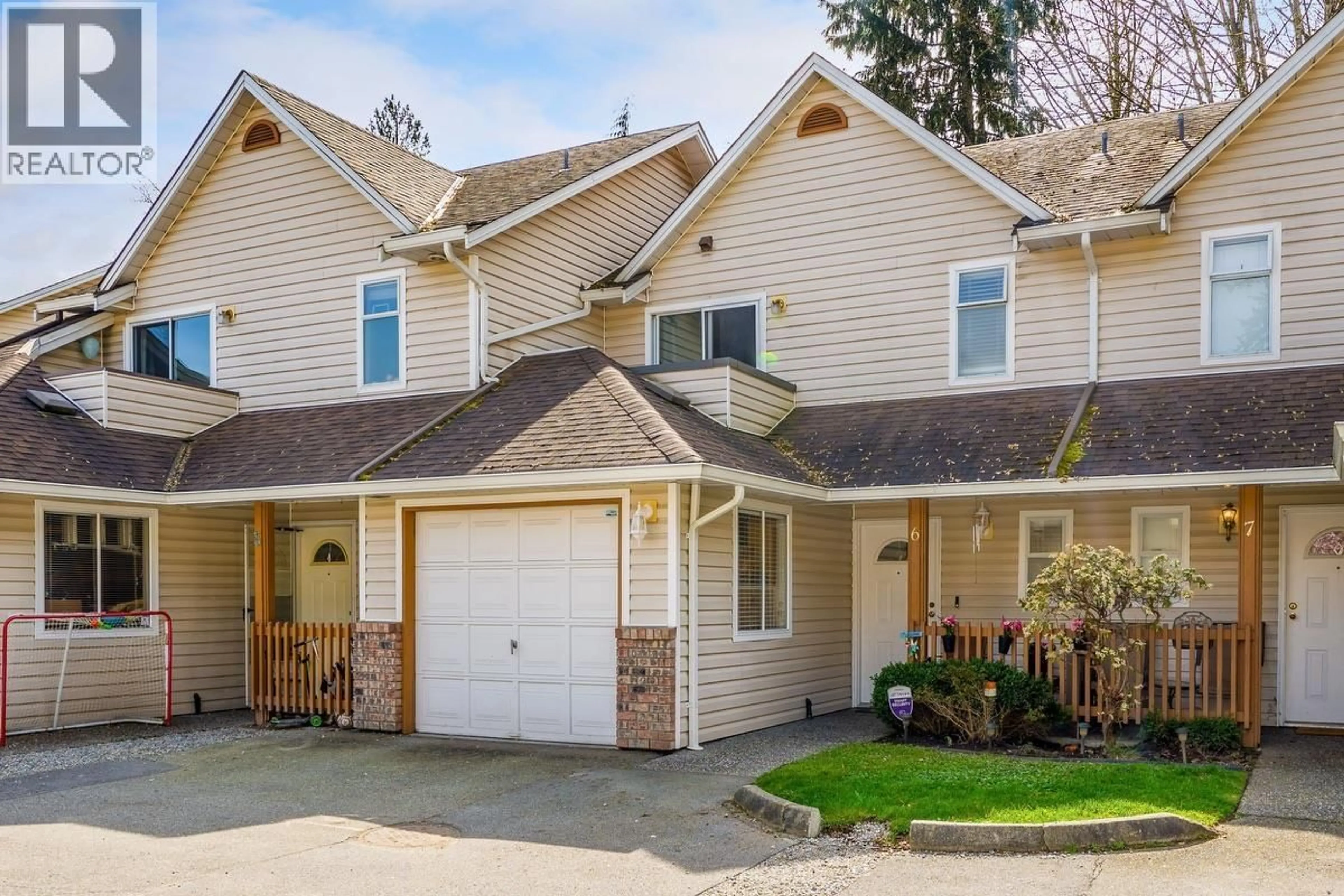 Home with vinyl exterior material, street for 6 - 20699 120B AVENUE, Maple Ridge British Columbia V2X0A4